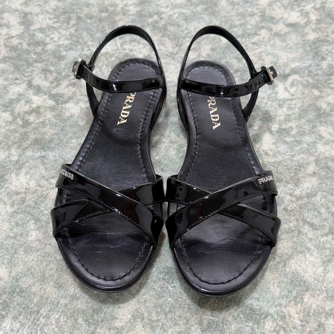 [240mm] PRADA 프라다 에나멜 샌들 상품이미지1