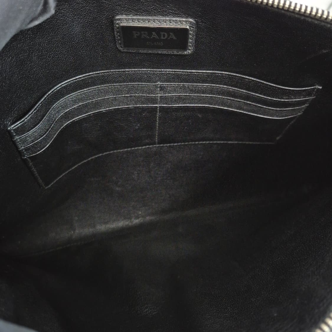 프라다 사피아노 삼각로고 클러치백 블랙 (2NH001) 상품이미지9