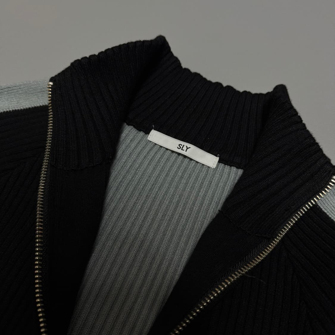 SLY JAPAN 블랙 그레이컬러 트랙라인 투톤 코튼 립드 니트 집업 상품이미지3