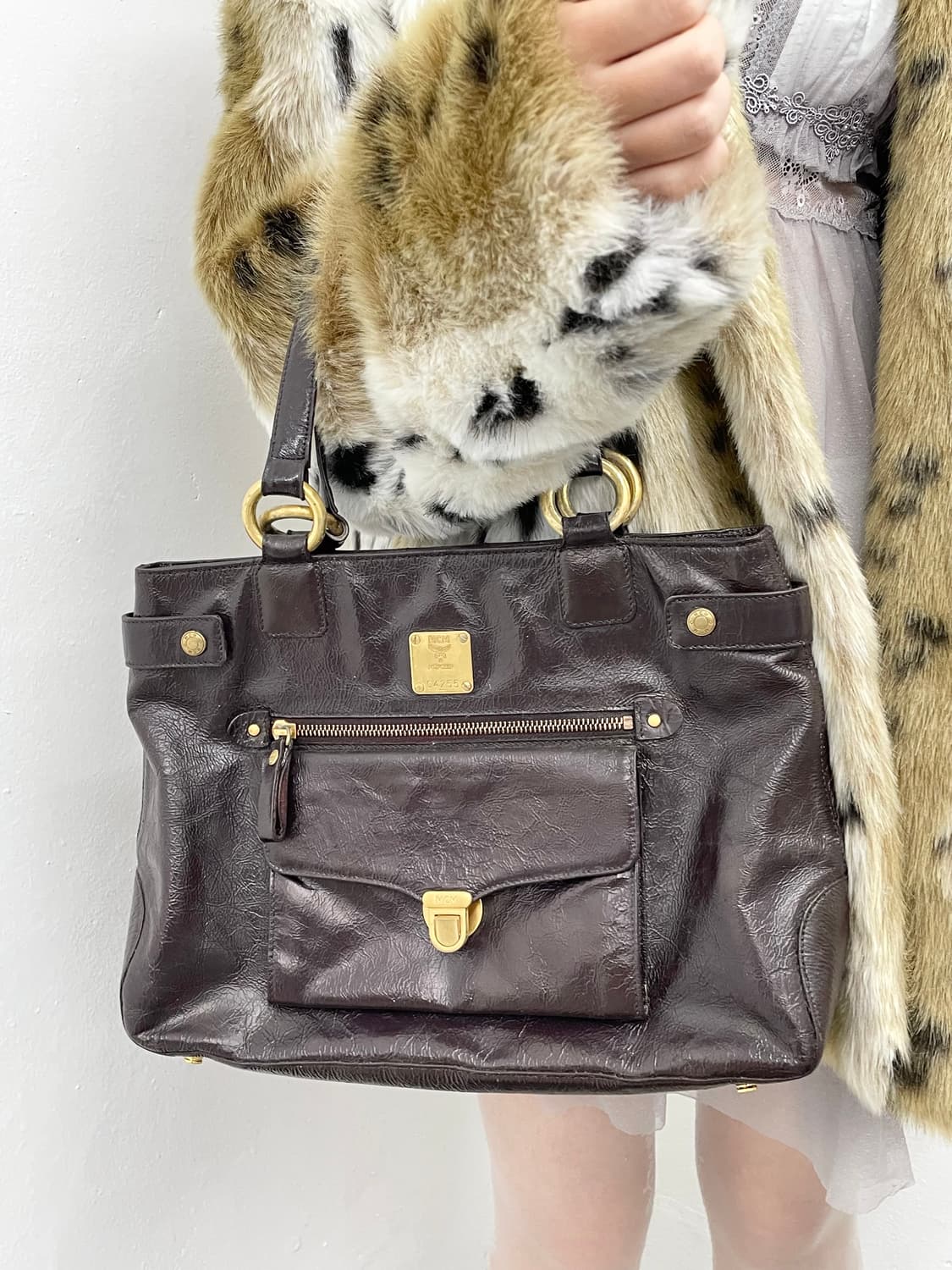 mcm 금장 포켓 숄더백 상품이미지1