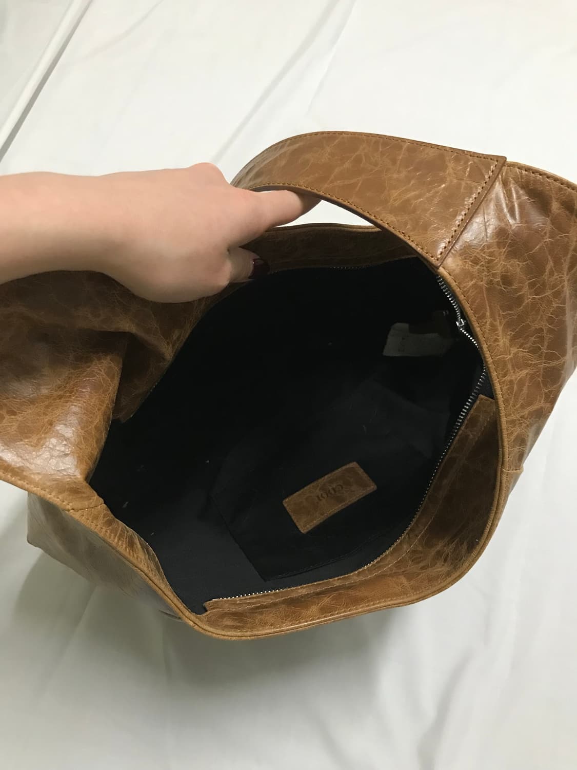 쿠어 하프 문 크로스 레더 토트백 (카멜) 상품이미지2