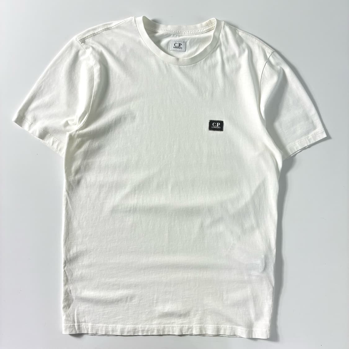 C.P company  씨피컴퍼니 스티치 블록 로고 화이트 반팔 티셔츠  상품이미지1