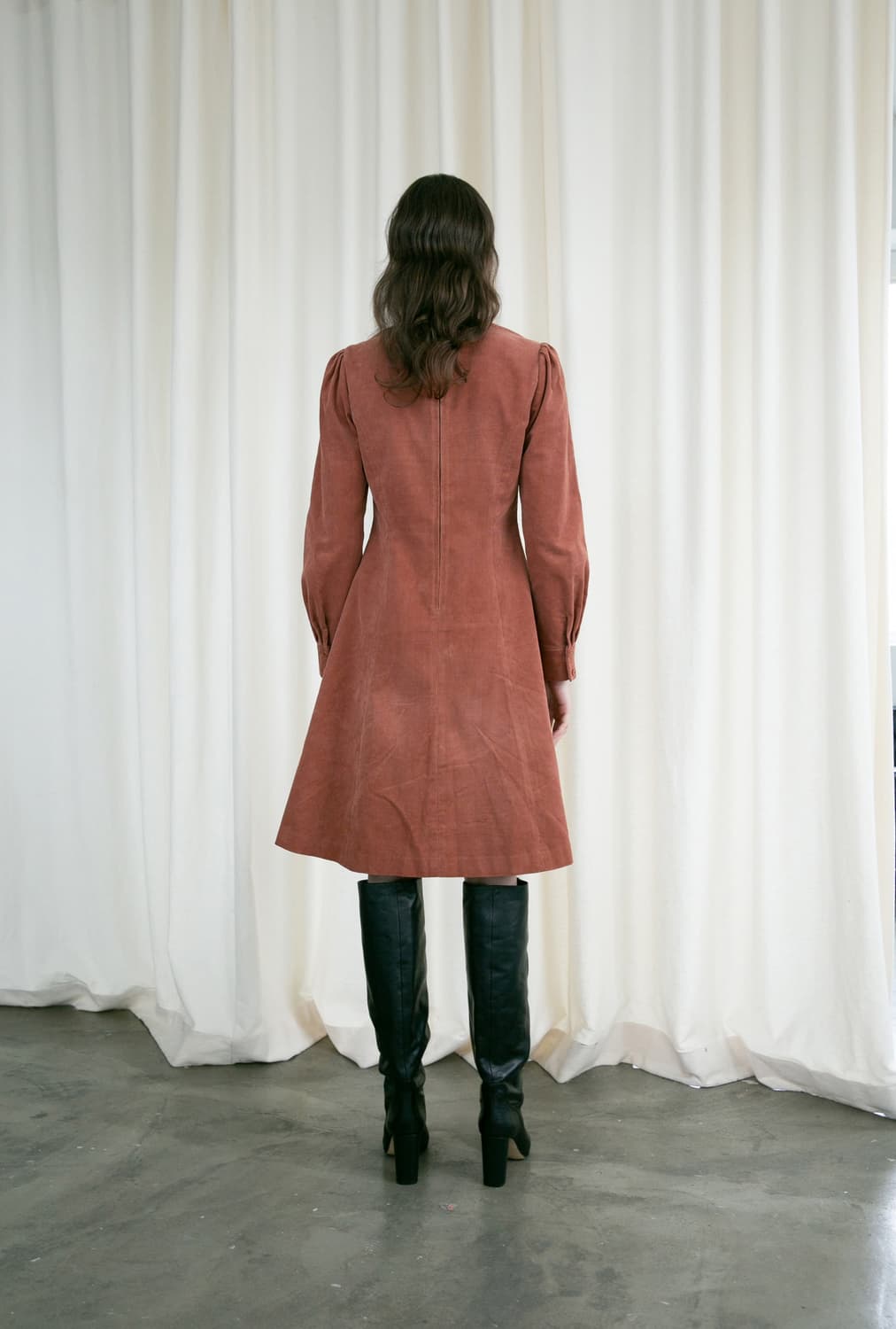 던스트 코듀로이 퍼프슬리브 플레어 드레스 오렌지브라운(M) 상품이미지2