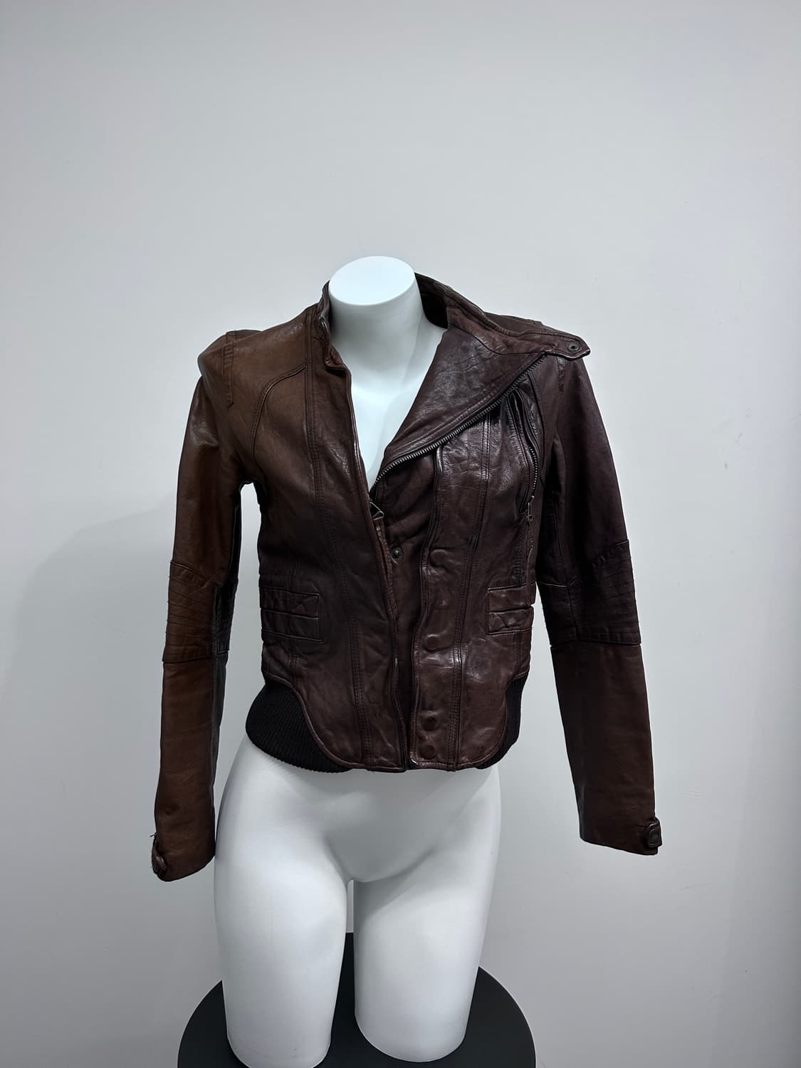 브라운 사선 비대칭 더블 클로징 레더 자켓 상품이미지4