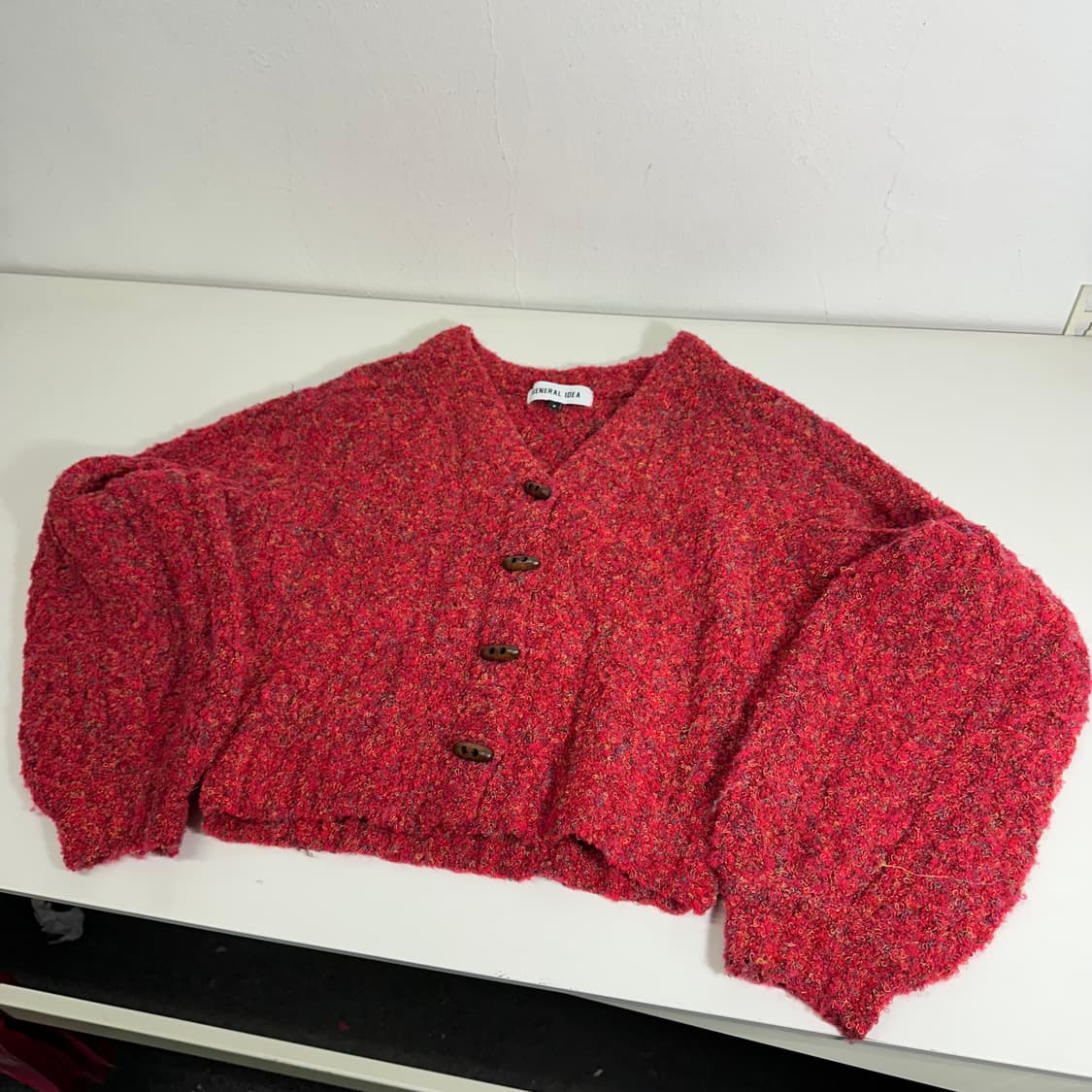 우먼S 제너럴아이디어 다홍 콩단추 보카시 부클 크롭 가디건 상품이미지1