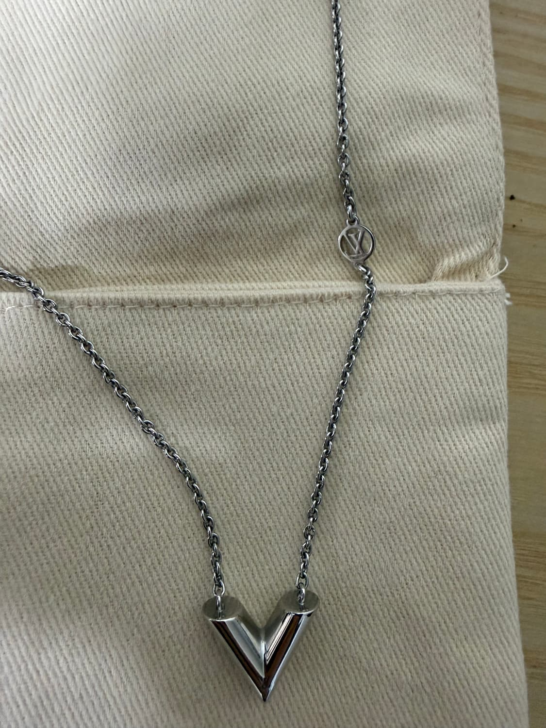 루이비통 에센셜 V 서플 네클리스 상품이미지1
