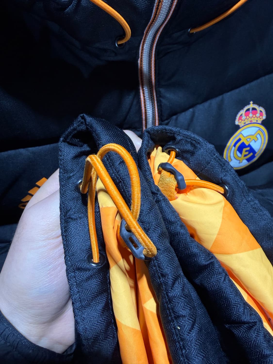 L 아디다스 레알마드리드 삼선로고 블랙 후드 패딩 상품이미지6