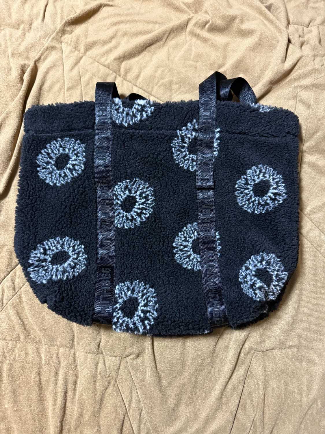 999휴머니티 빅 플리스 토트백 팝니다 상품이미지3