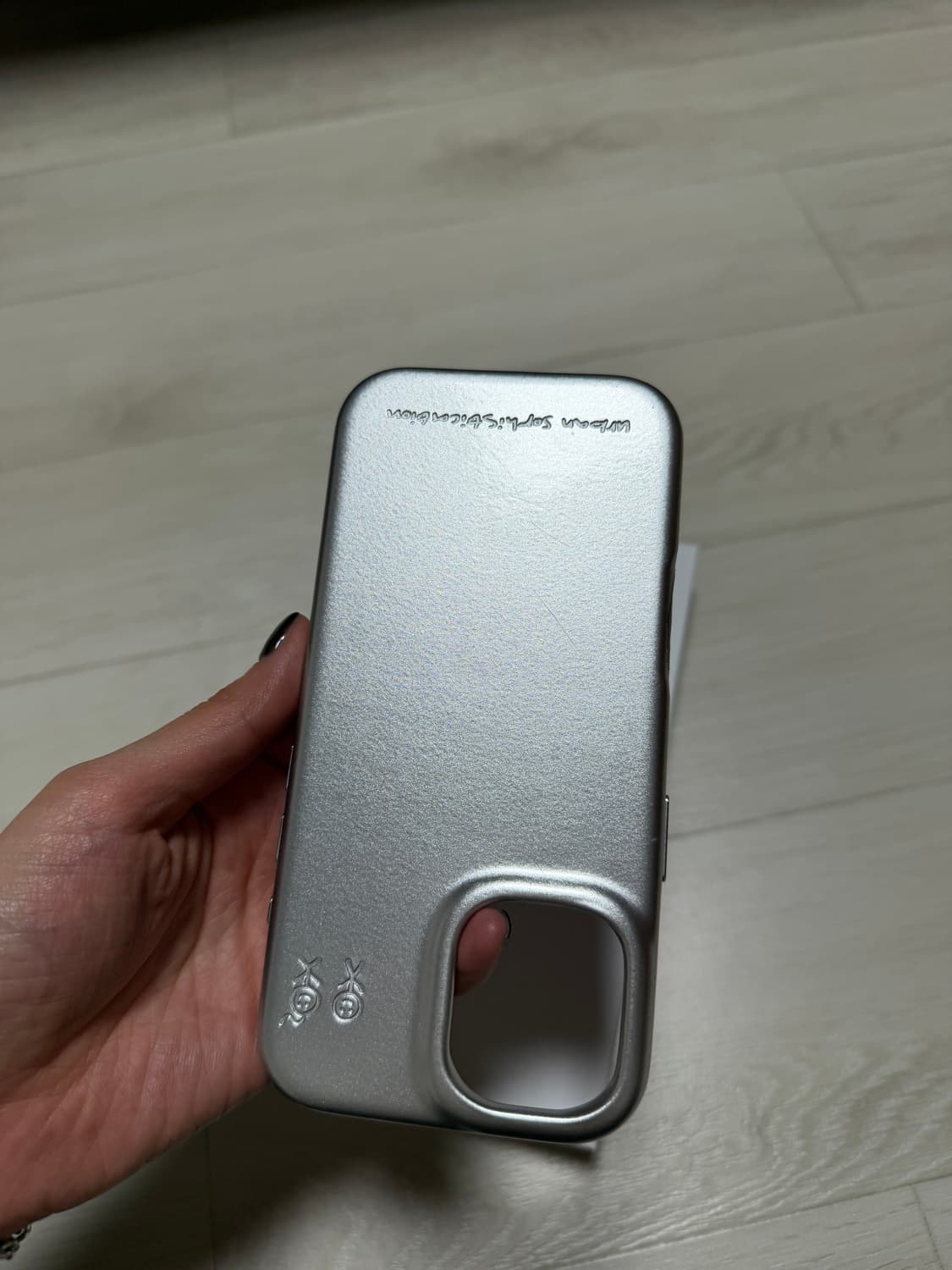 어반소피스티케이션 아이폰17 케이스 크롬 상품이미지7