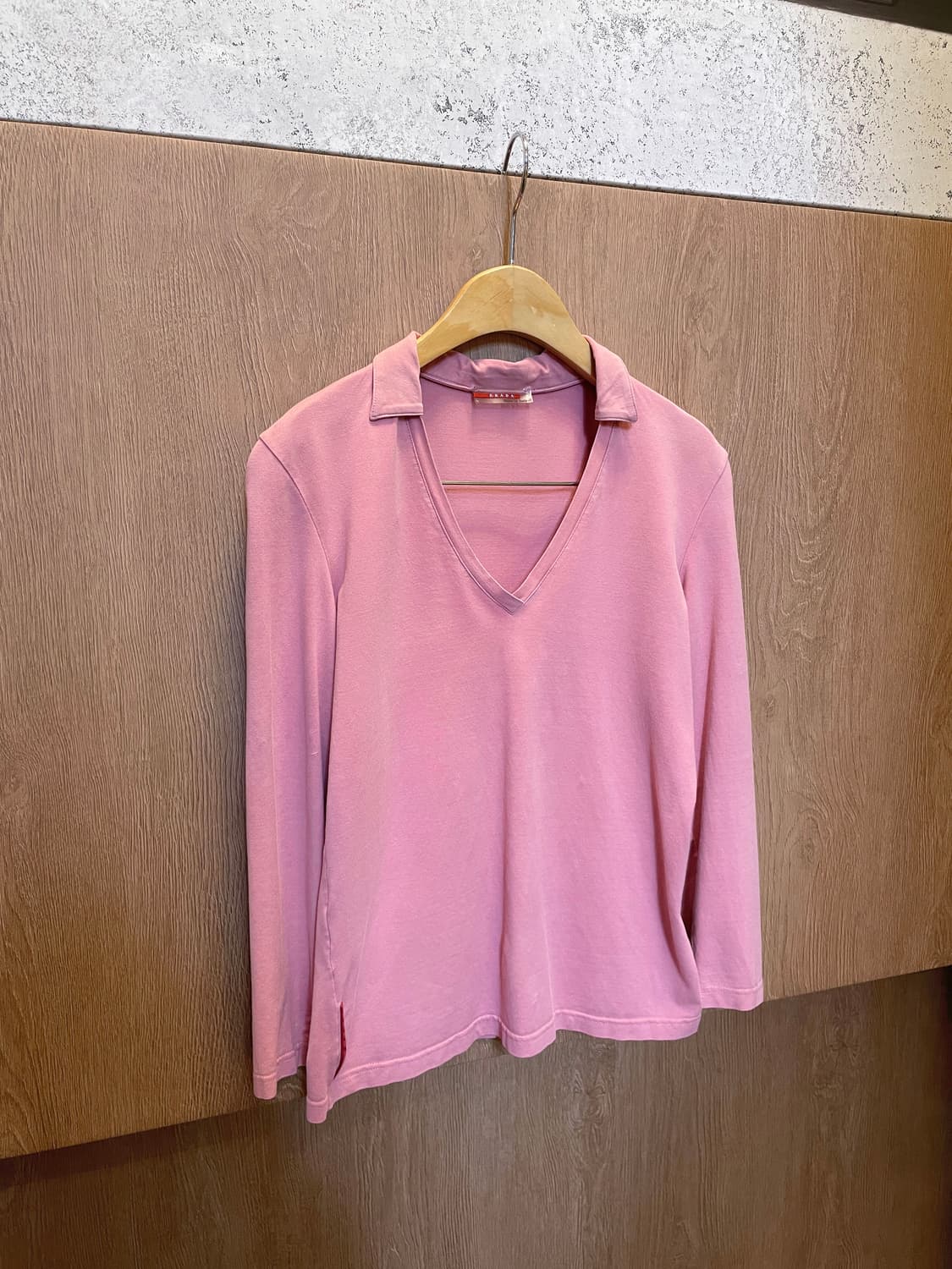 프라다 브이넥 카라 티셔츠 레드 로고 탭 후면 지퍼 포켓 디테일 핑크 상품이미지2