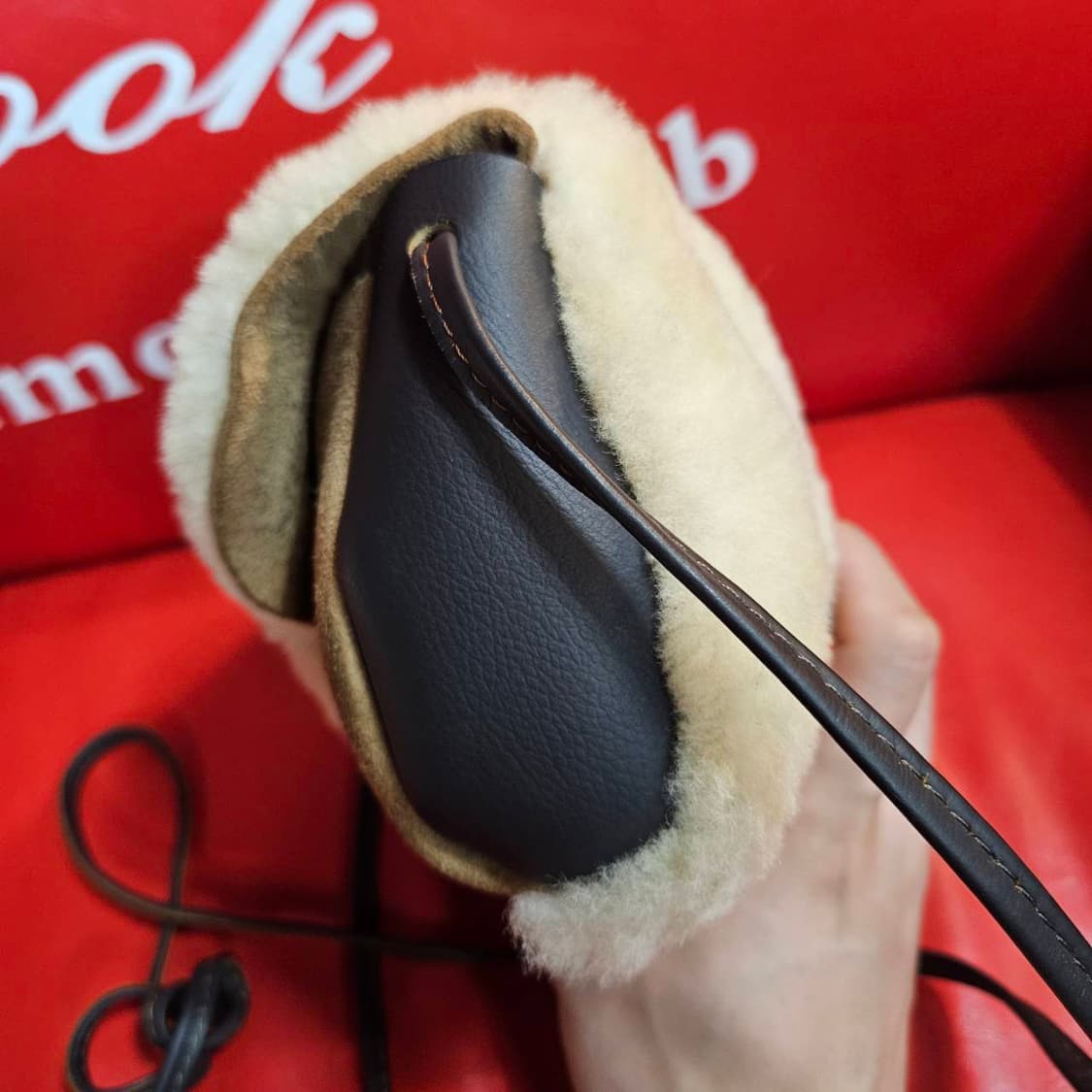 어그(UGG) 미디엄 플랩 오버 양가죽 미니백 상품이미지4