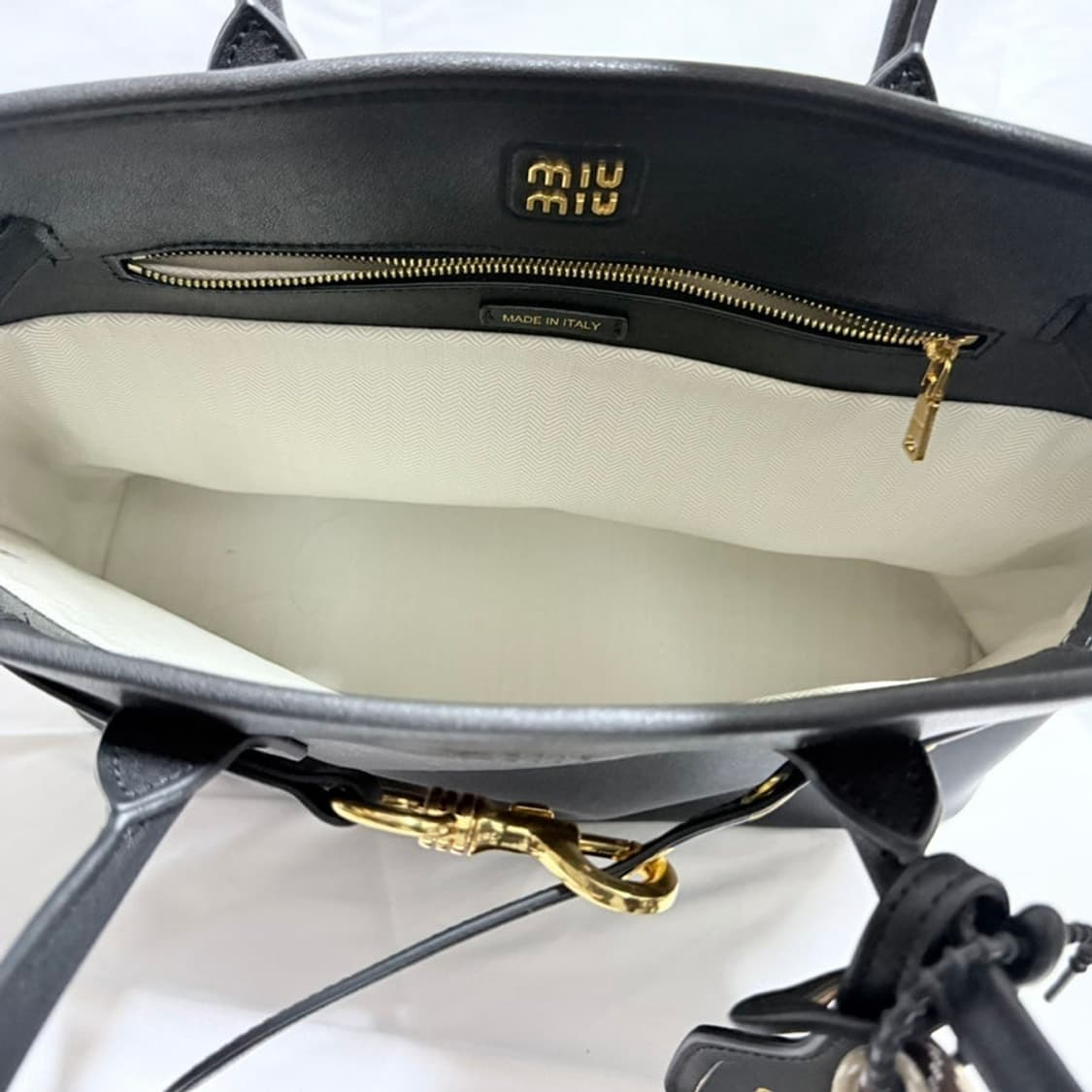 미우미우 아방뛰르 라지 블랙 상품이미지4