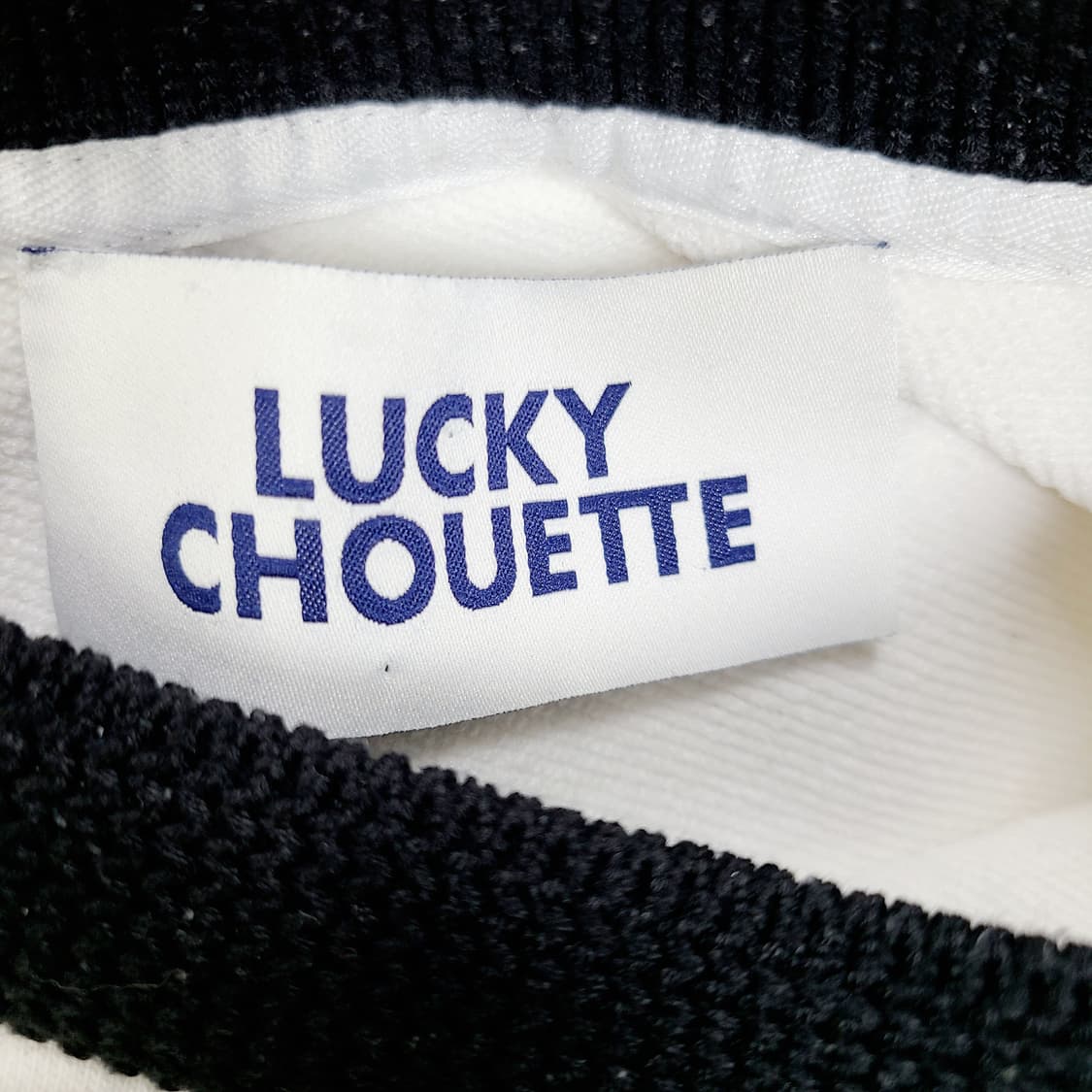 럭키슈에뜨 로고 자수 언발 버튼 맨투맨 (38) 상품이미지6