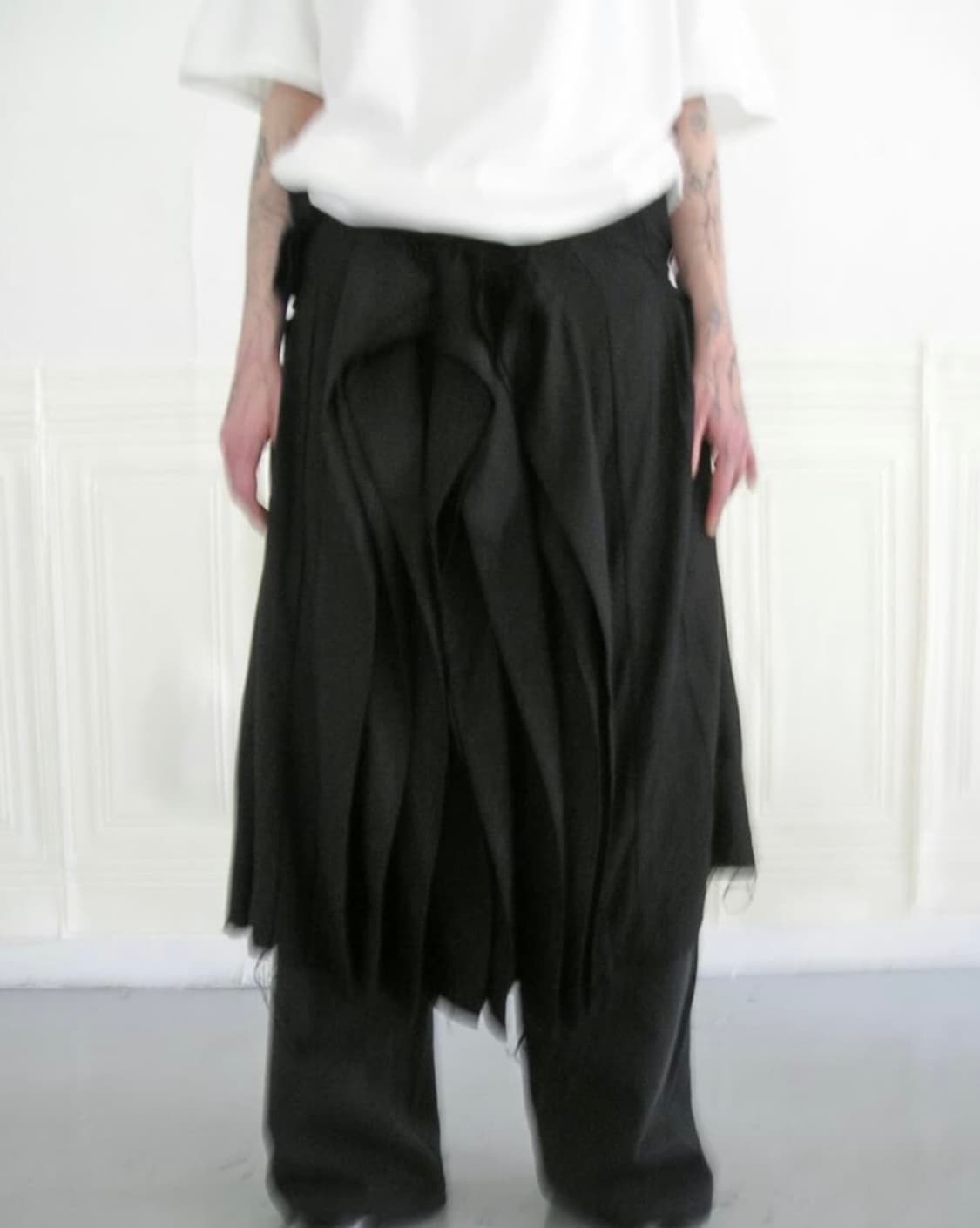 에옹쓰 2025 Offbeat pleats skirt  상품이미지1