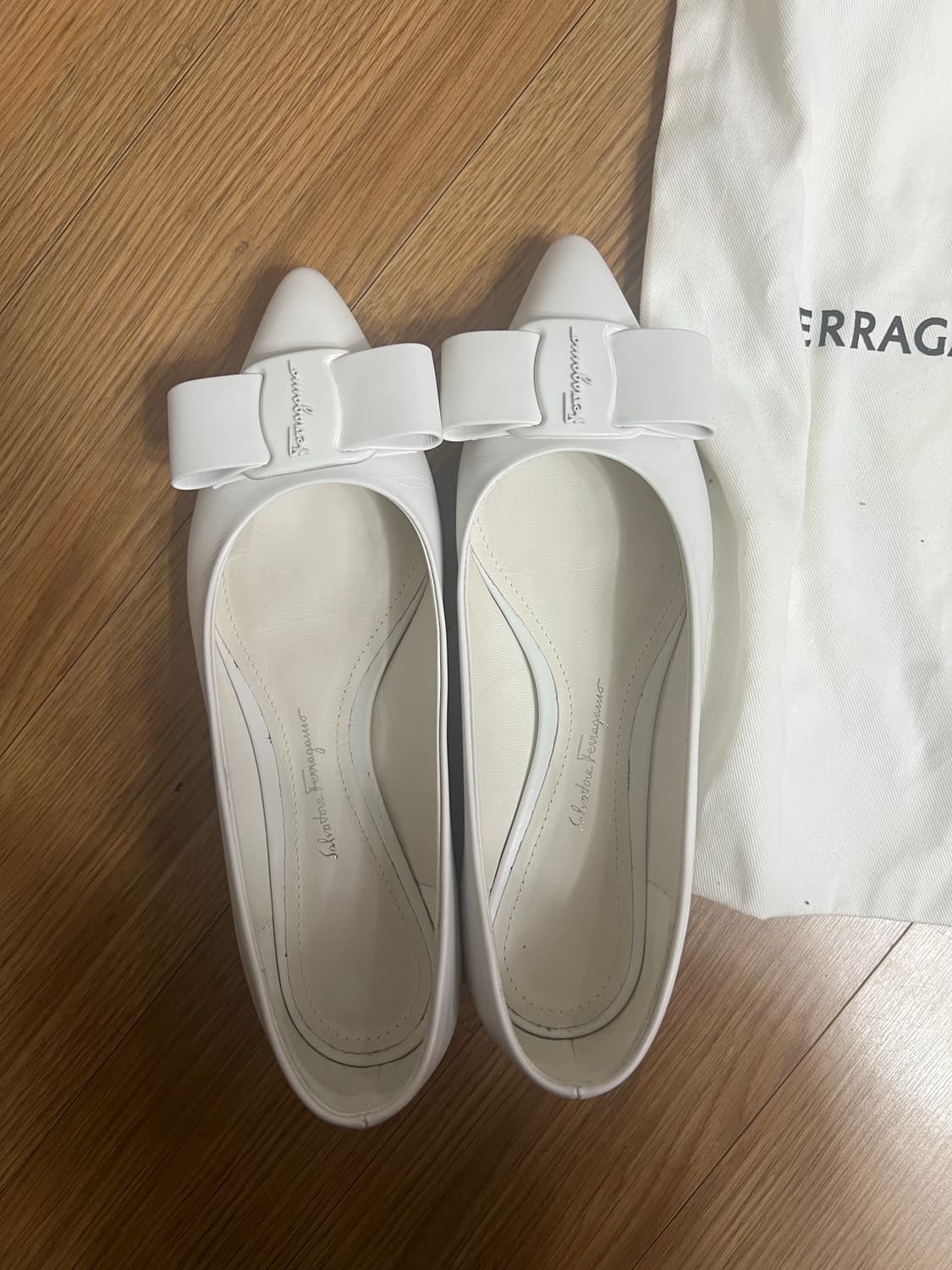 페레가모 뉴비바플랫 화이트 6.5 C볼 상품이미지1