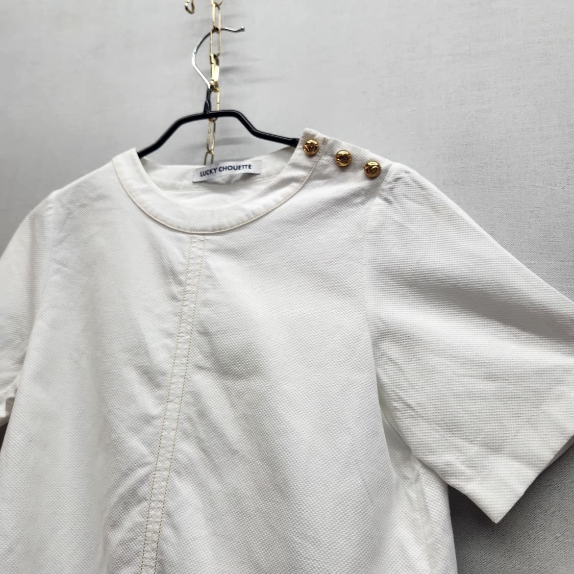 럭키슈에뜨 숄 금장버튼 코튼 뒷트임 숏 블라우스 36(S) 상품이미지3