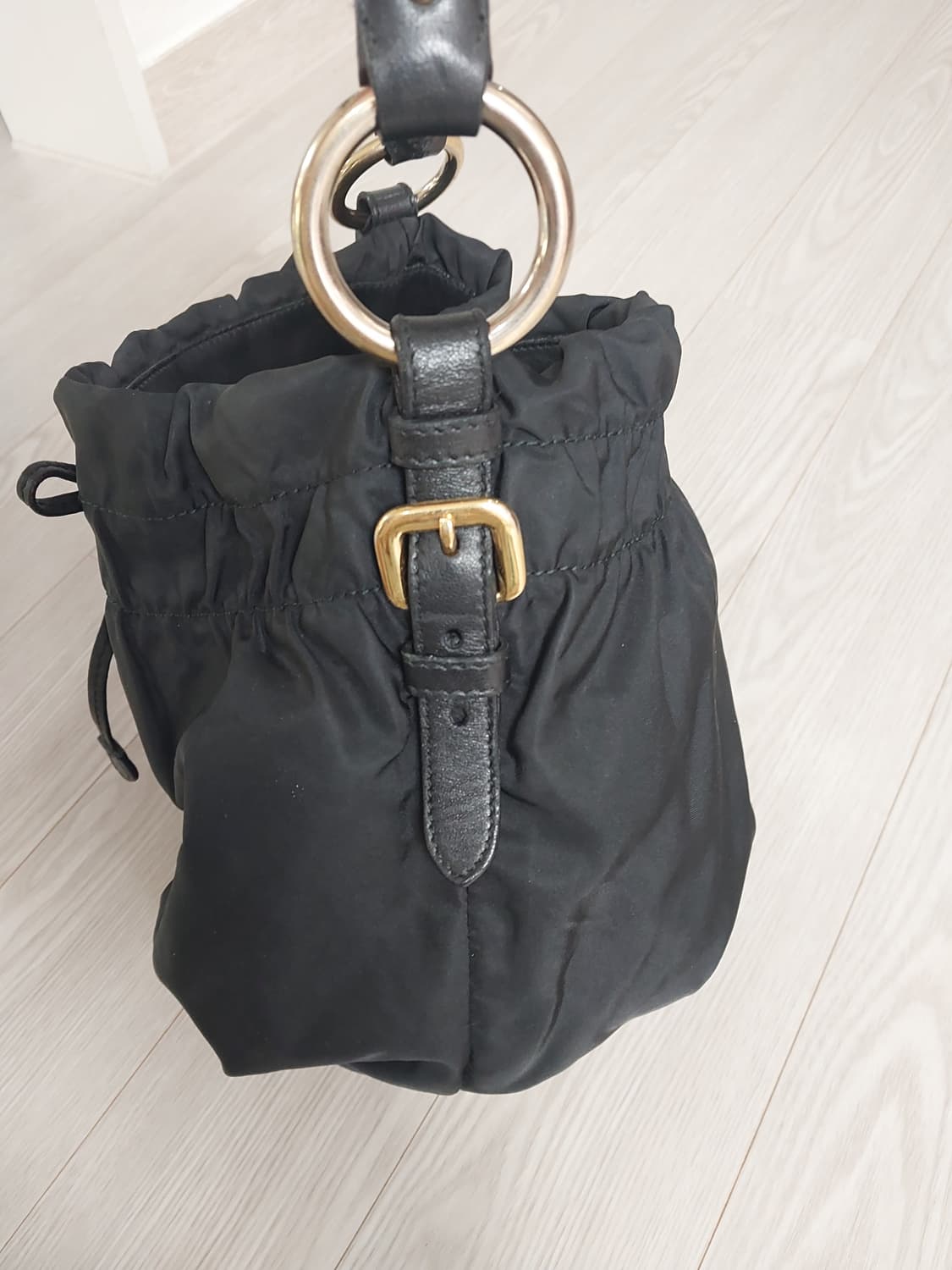 [정품] 프라다 PRADA 블랙 나일론 셔링 호보백 상품이미지4