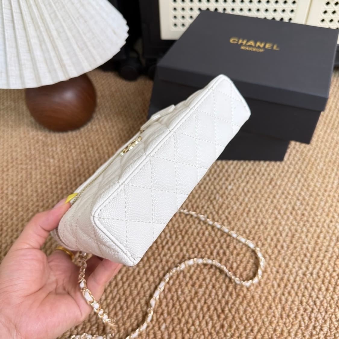  26신상 샤넬VIP 화이트 캐비어 롱 베니티 토드 체인숄더백 상품이미지5