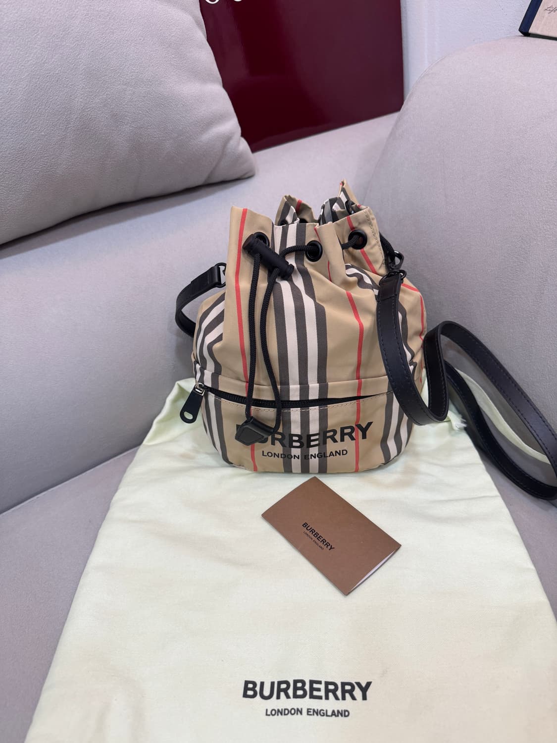 버버리 포이베 버킷백  상품이미지1