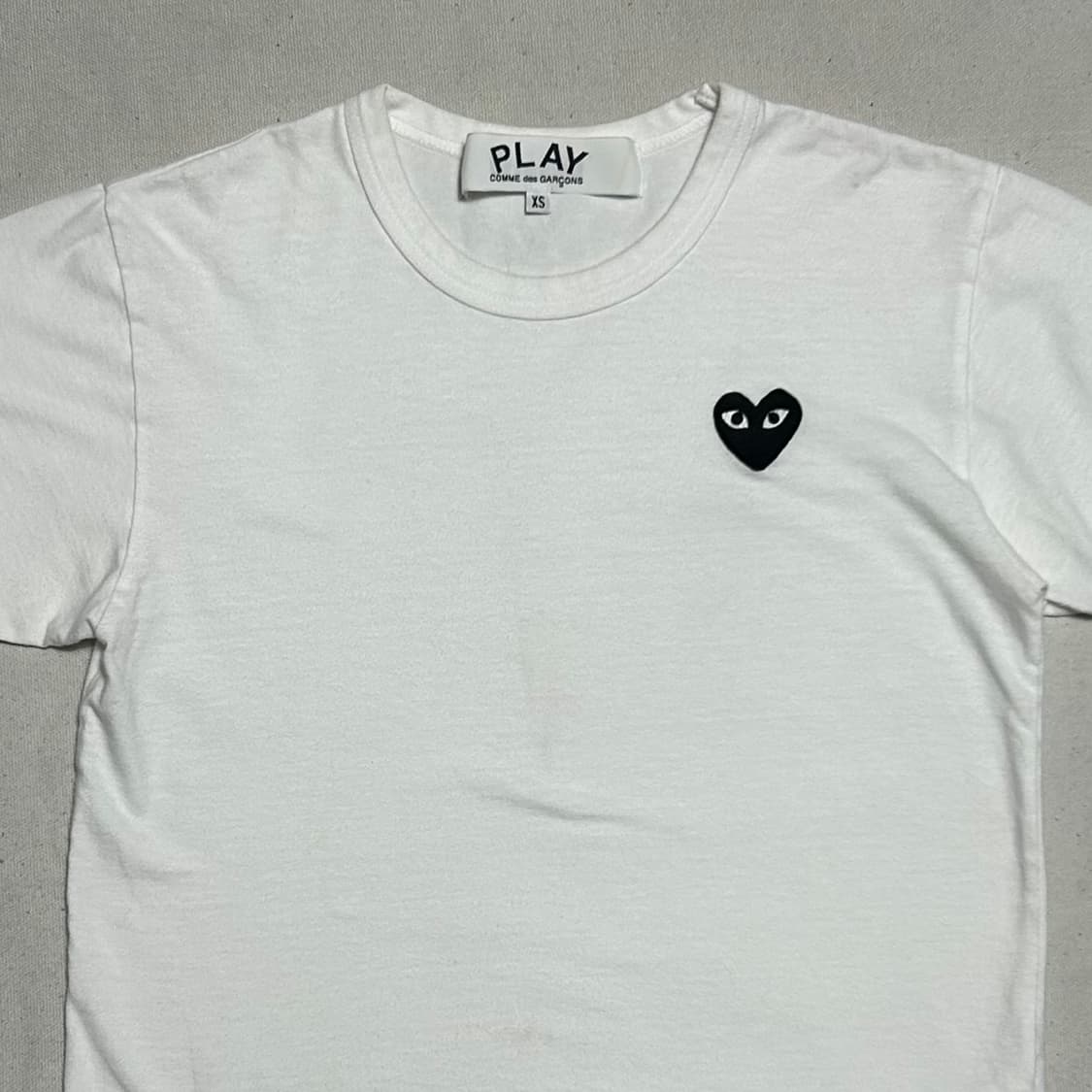 XS 꼼데가르송 여성용 블랙 하트 와펜 화이트 반팔 티셔츠 상품이미지1