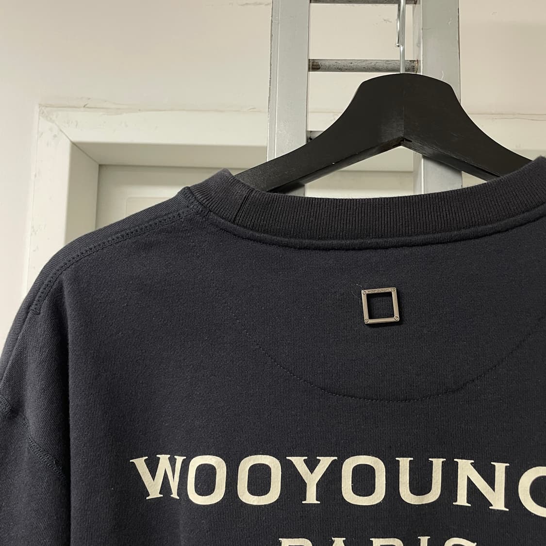 2024 우영미 백로고 맨투맨 네이비 46 상품이미지4