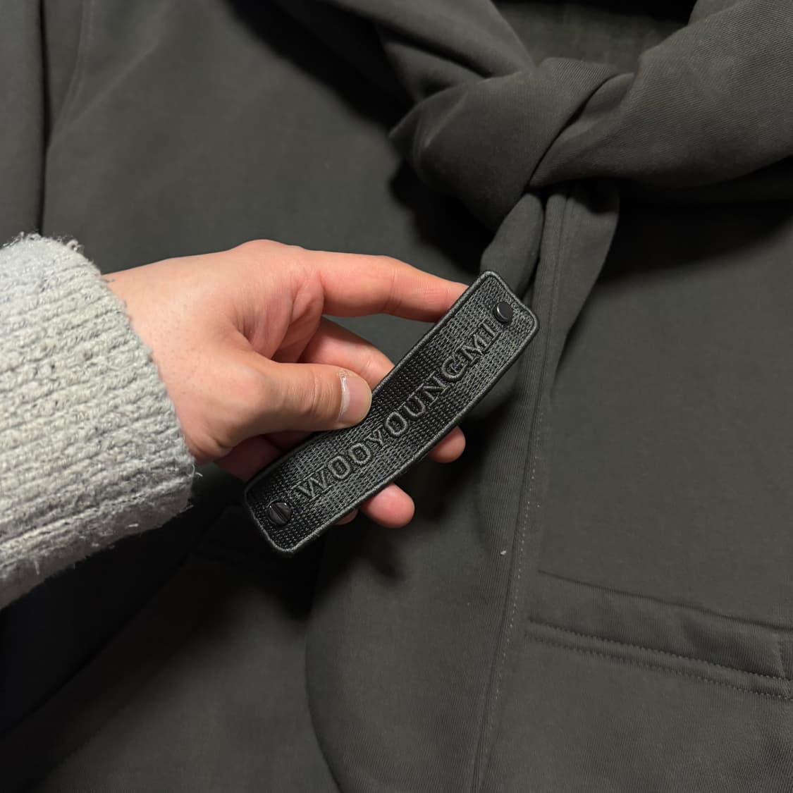 우영미 그레이 매듭 디테일 후드 티셔츠 다크 - 24FW 상품이미지2