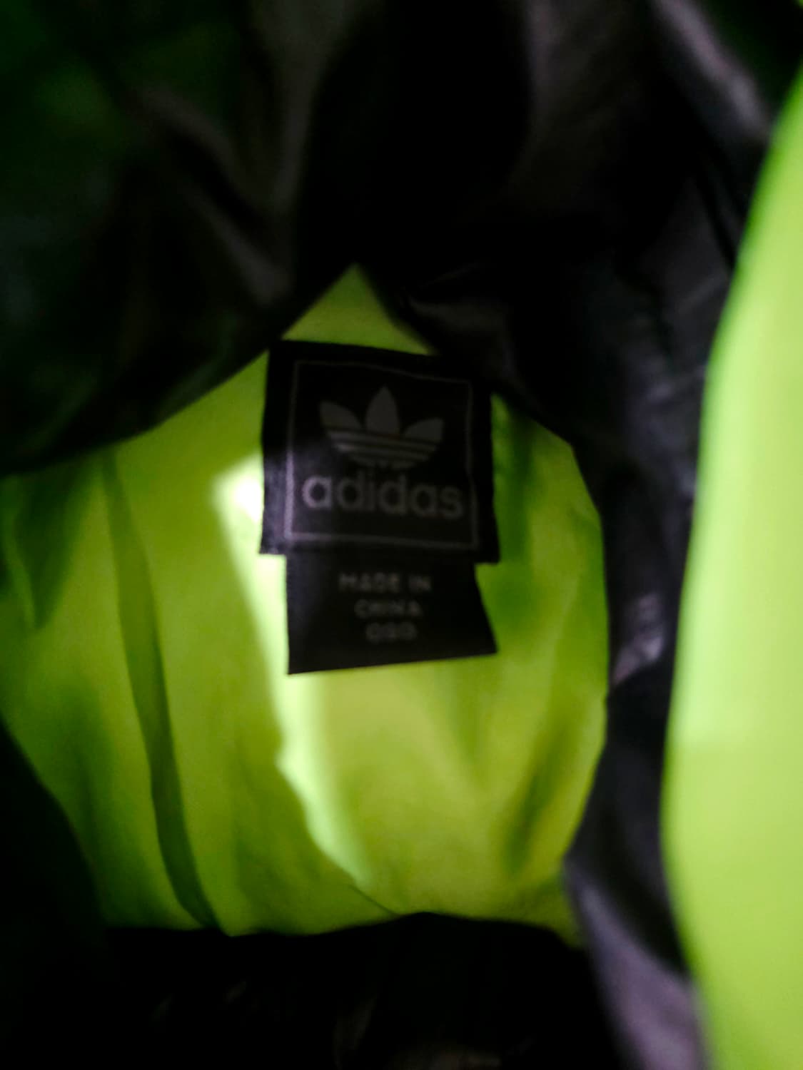 [아디다스] Y2K 감성 유광 블랙 네온 라임 배색 덕다운 패딩 90 상품이미지4