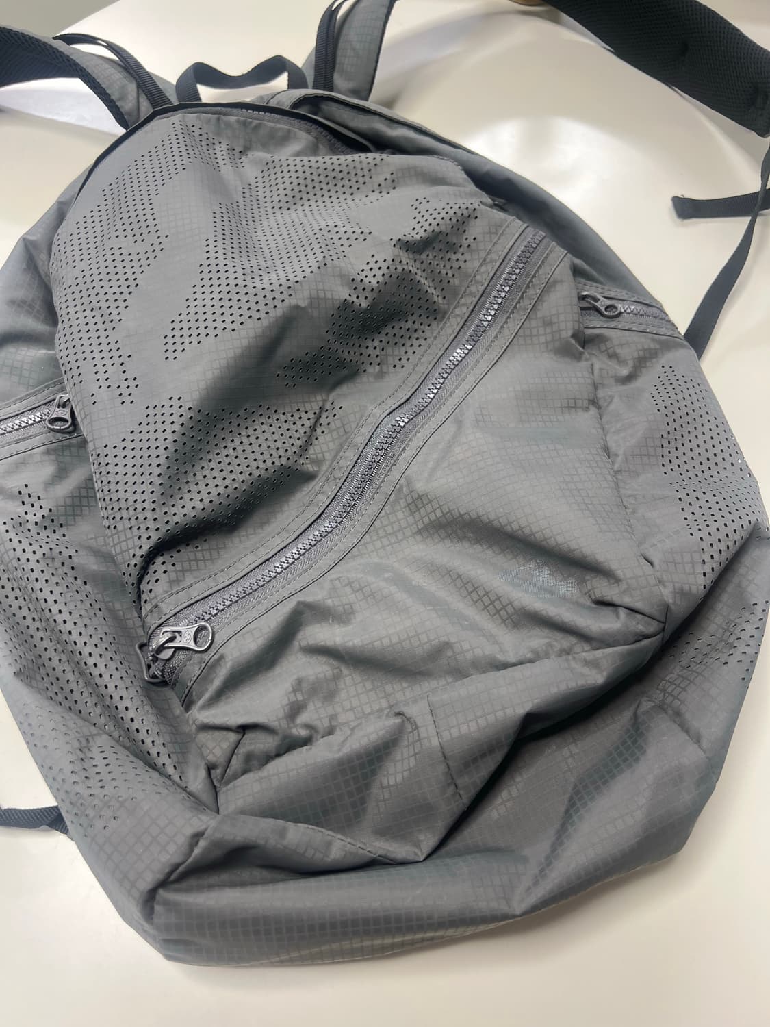 산산기어 백팩 LASER DOT BACKPACK 차콜 상품이미지2