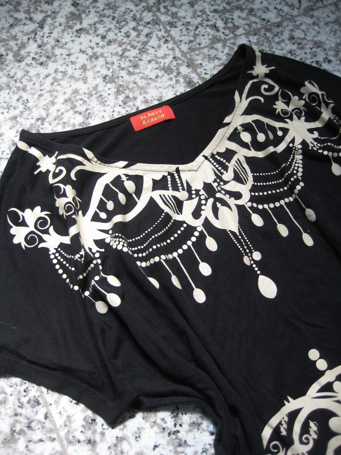 Baroque Graphic Black Loose Top 상품이미지4