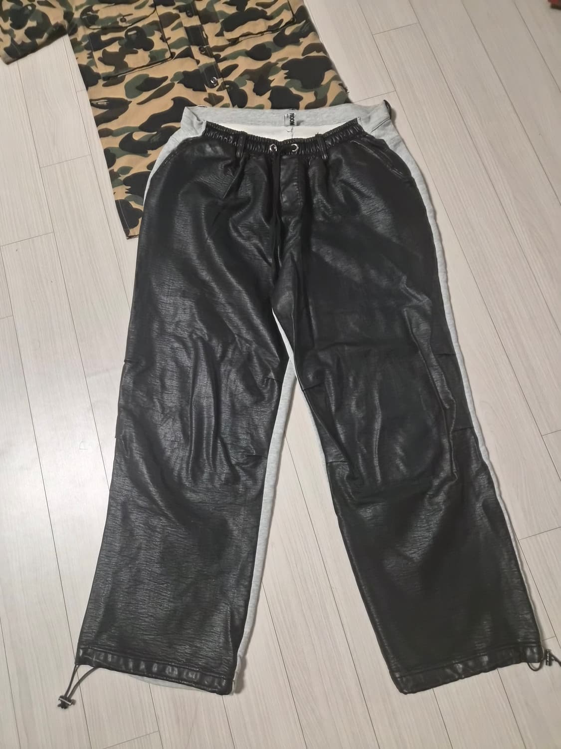 OUR ROOM (유니크) 앞면 레더 & 뒷면 쭈리 믹스 와이드 팬츠 상품이미지3