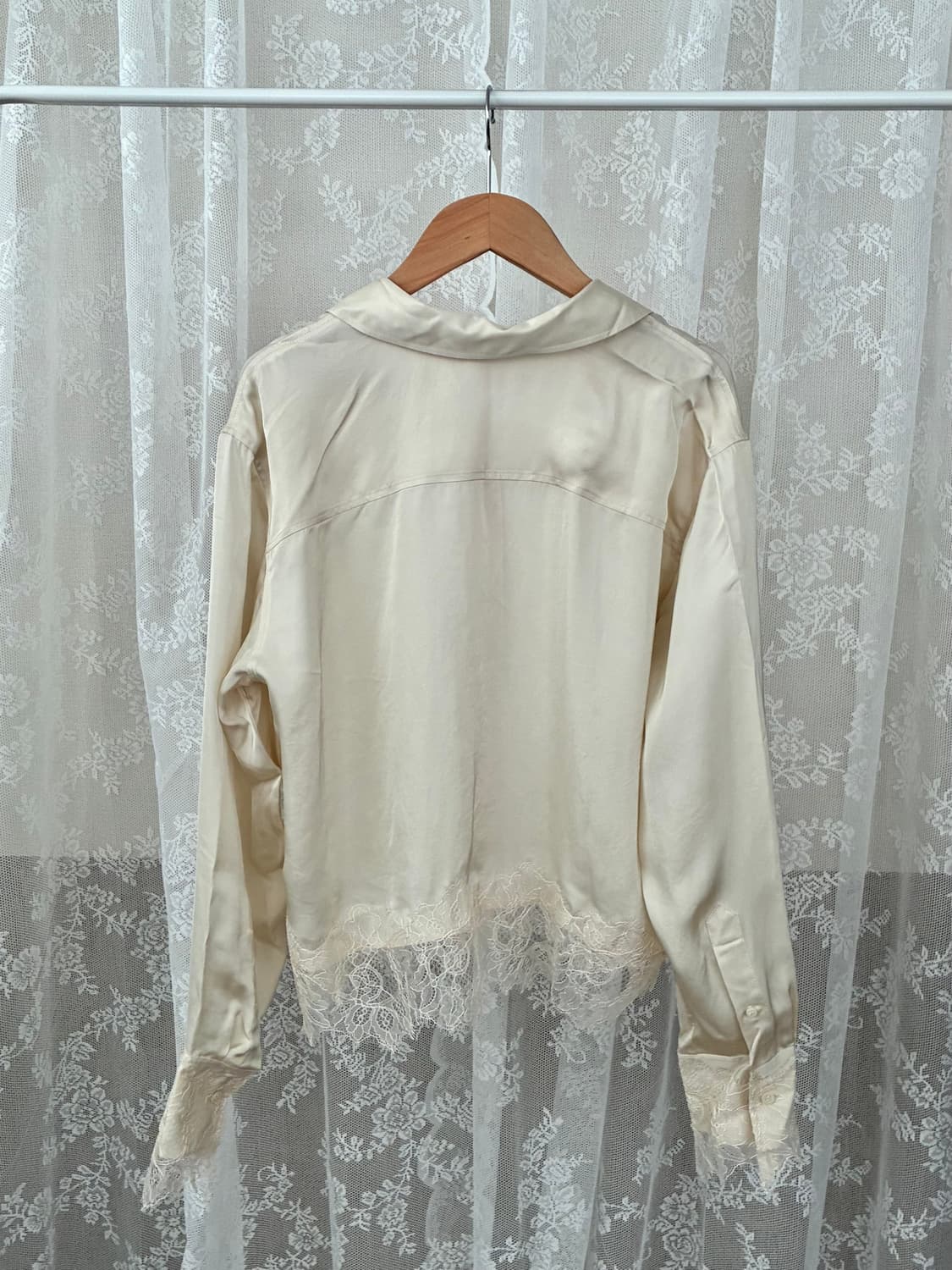 42) 새상품 아르켓 새틴 레이스 셔츠 크림 상품이미지2