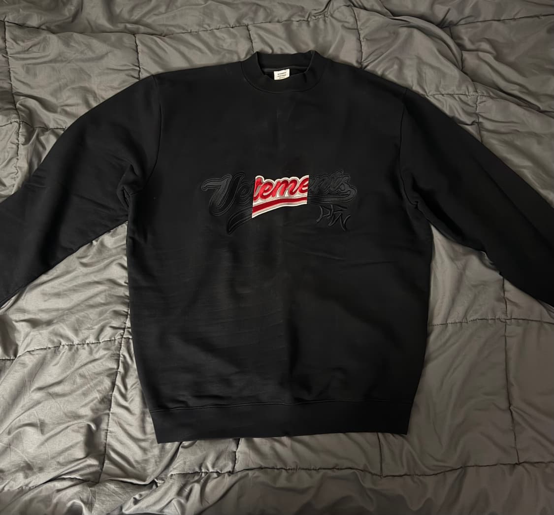 [M] 베트멍 18FW 패치워크 자수 모크넥 맨투맨 (뎀나 아카이브) 상품이미지1