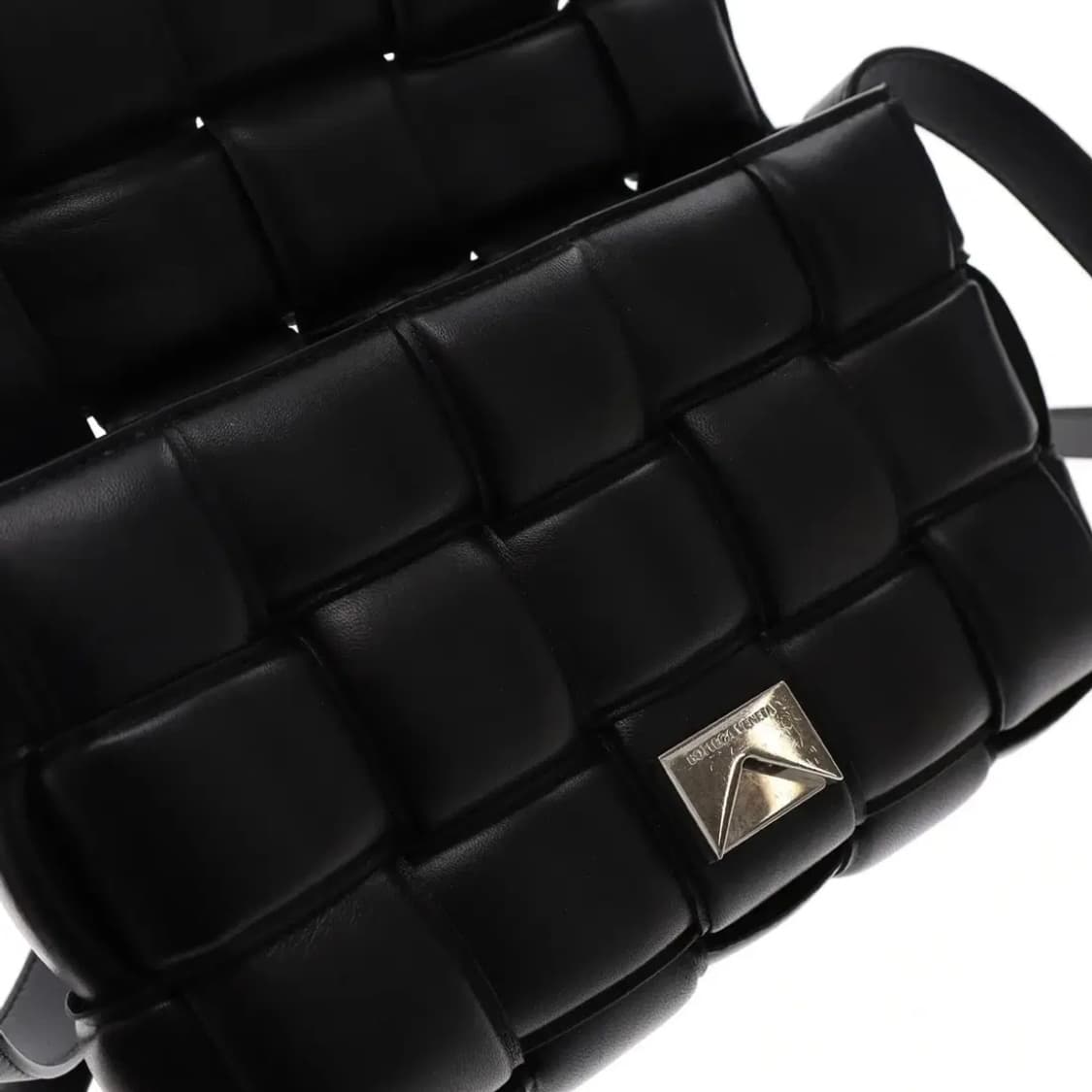 보테가베네타 패티드 카세트백 상품이미지6