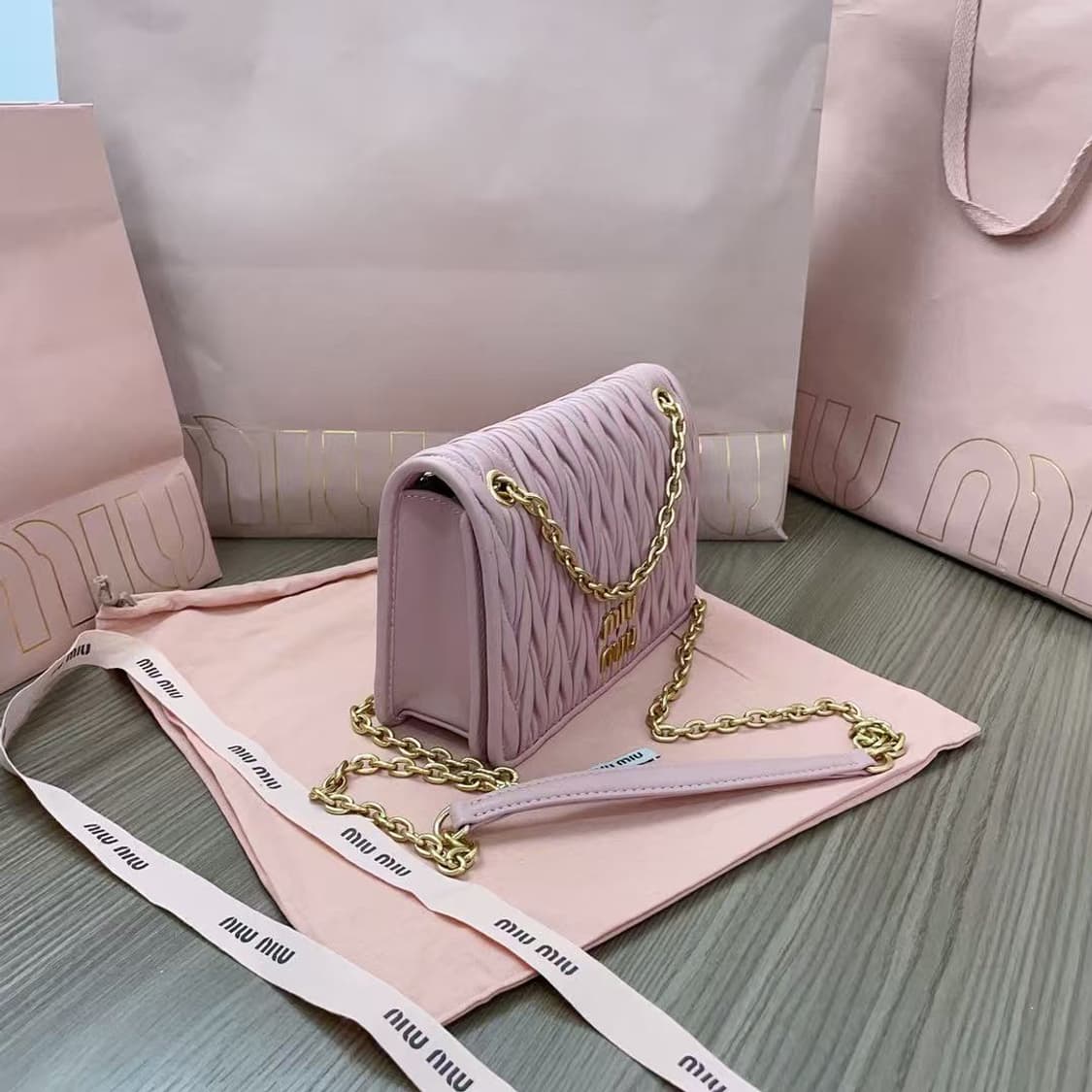 미우 미우 마테라쎄 나파 가죽 미니백 상품이미지2