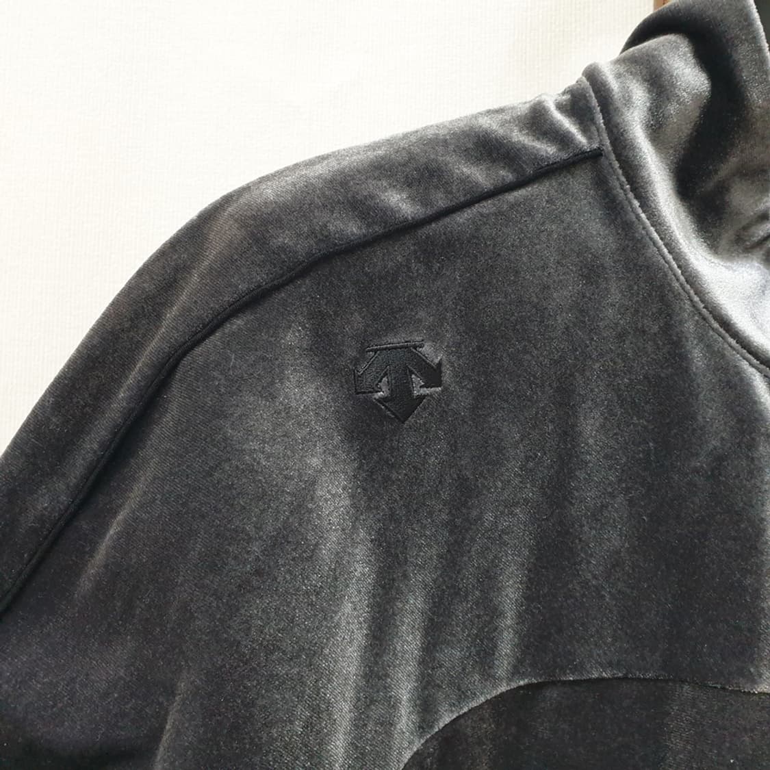 데상트 그라운드 벨벳 풀집 자켓 90 상품이미지3