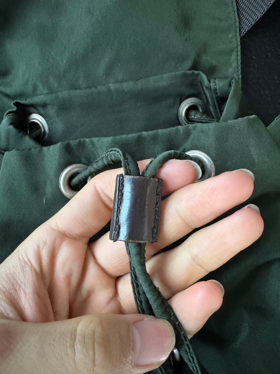 프라다 포코노 나일론 백팩 (올리브) 상품이미지5