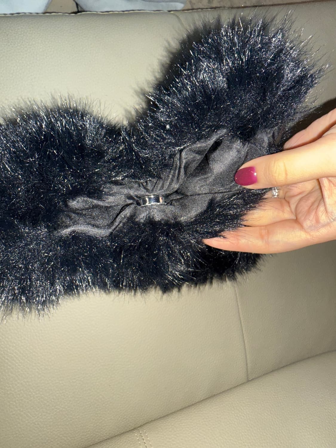 Fluffy fur detail shoulder bag 상품이미지4