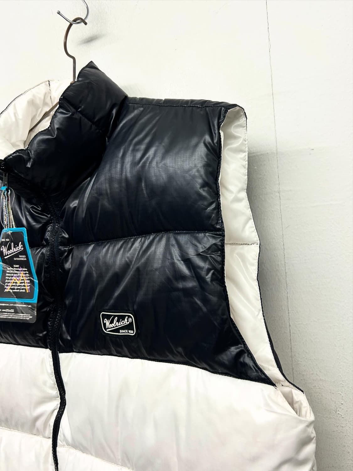 울리치 블랙/화이트 배색 패딩 조끼 상품이미지3