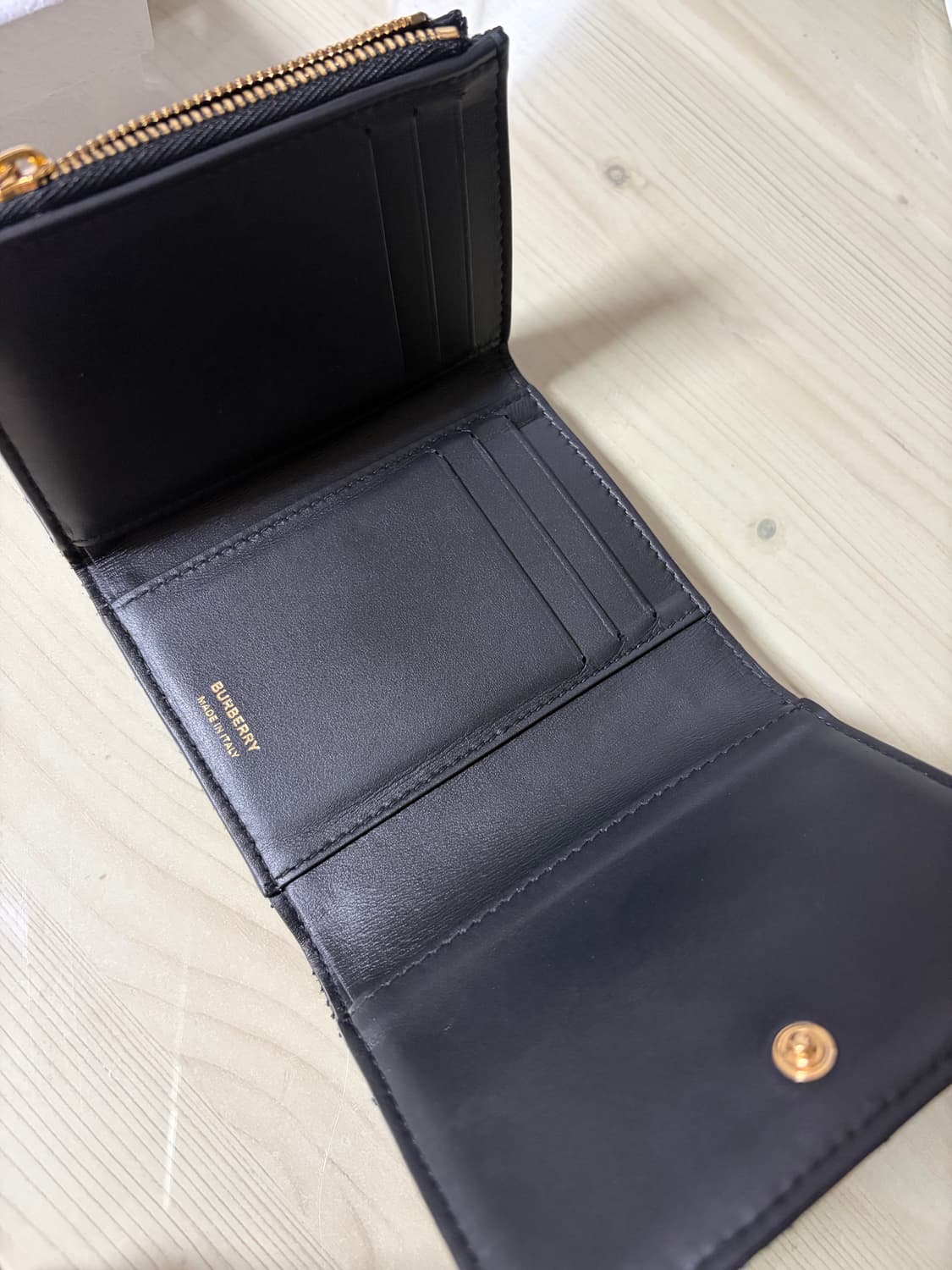 버버리 퀄티드 레더 스몰 롤라 폴딩 지갑 블랙 라이트 골드 상품이미지3