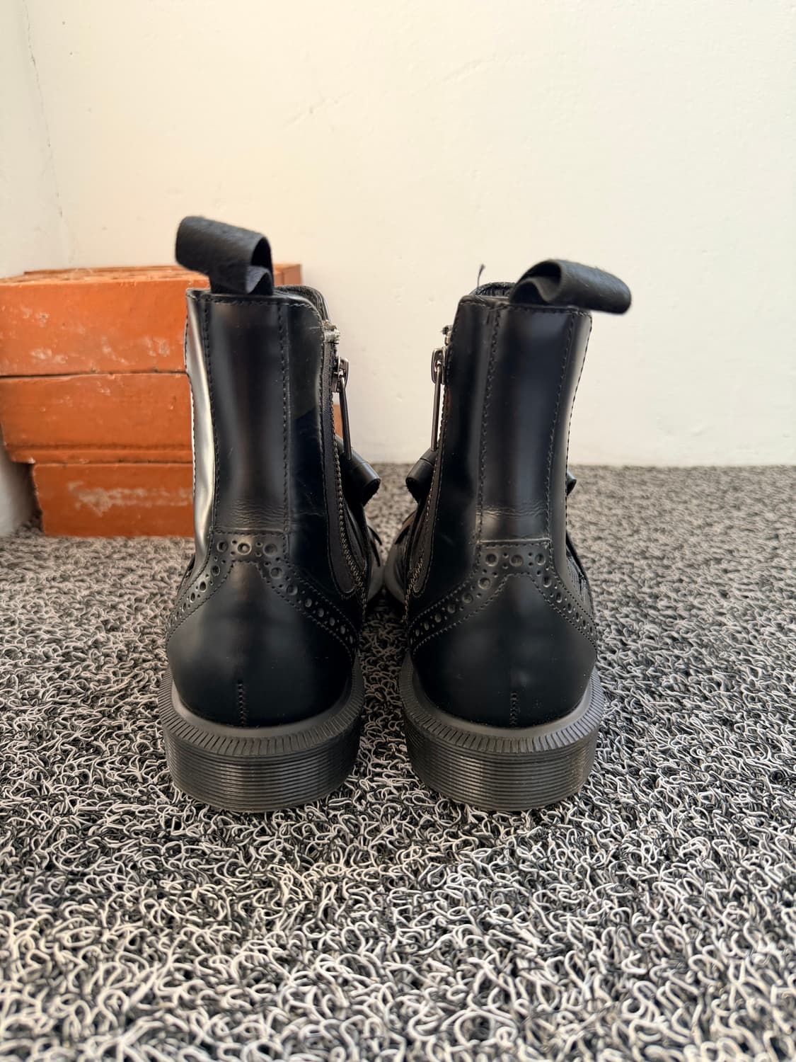 닥터마틴 티나(TINA) 블랙 첼시 부츠 - 브로그 스타일 상품이미지4