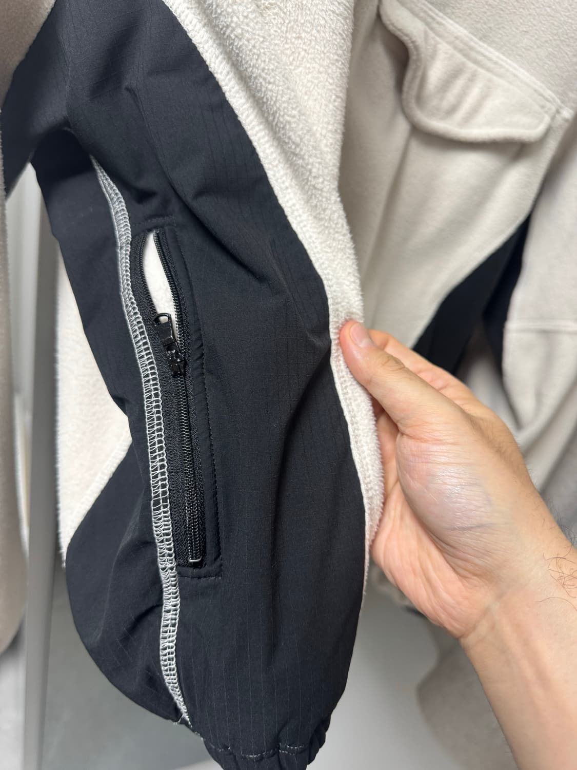 안셀름 ancellm 화이트블랙 플리스 스윙 자켓 2사이즈 판매 상품이미지5