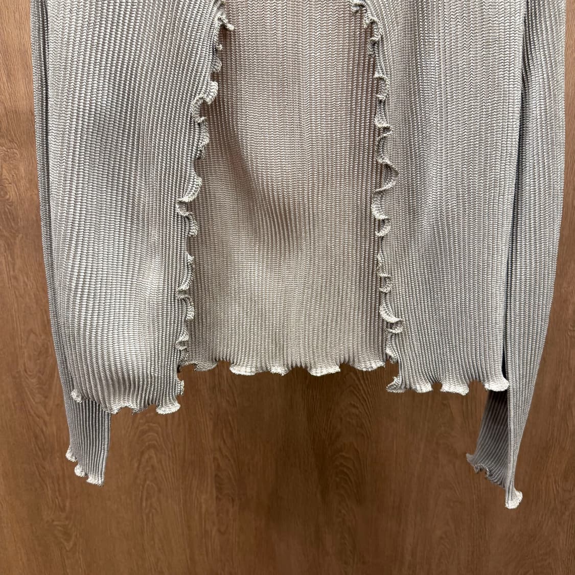 스피치오 크롭 가디건 플리츠 오픈형 웨이브 컷 내추럴 프릴 디테일 베이지 상품이미지5