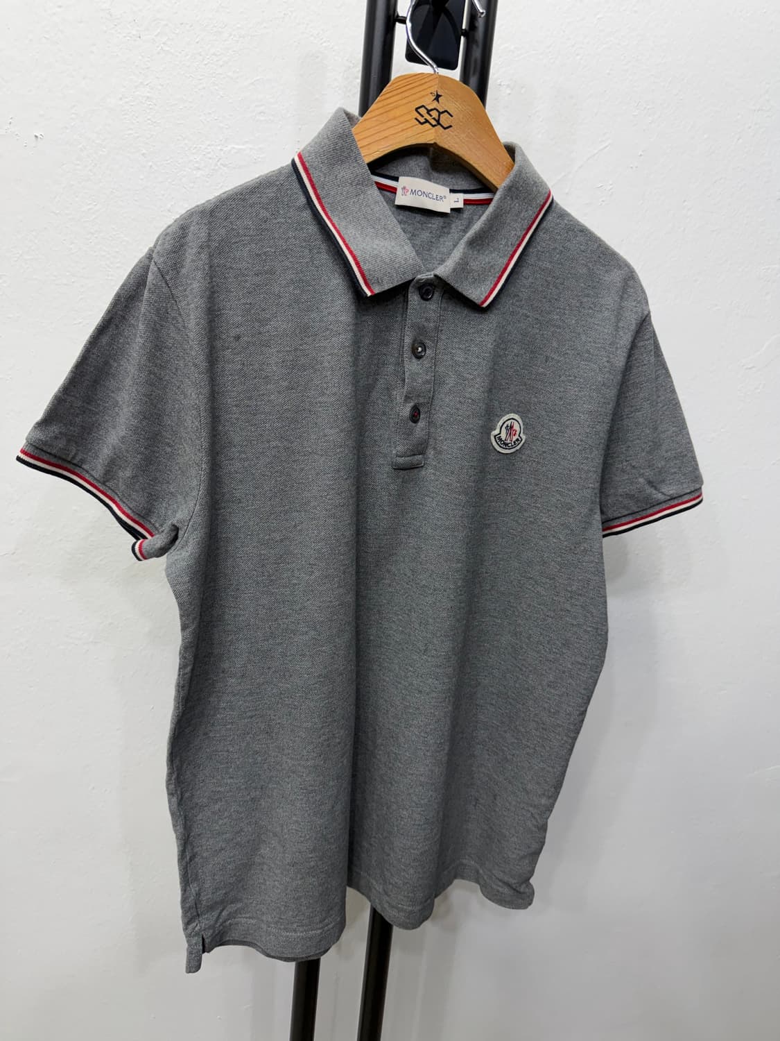 정품) 몽클레어 여성 그레이 삼선 카라 반팔 티셔츠 L 상품이미지2