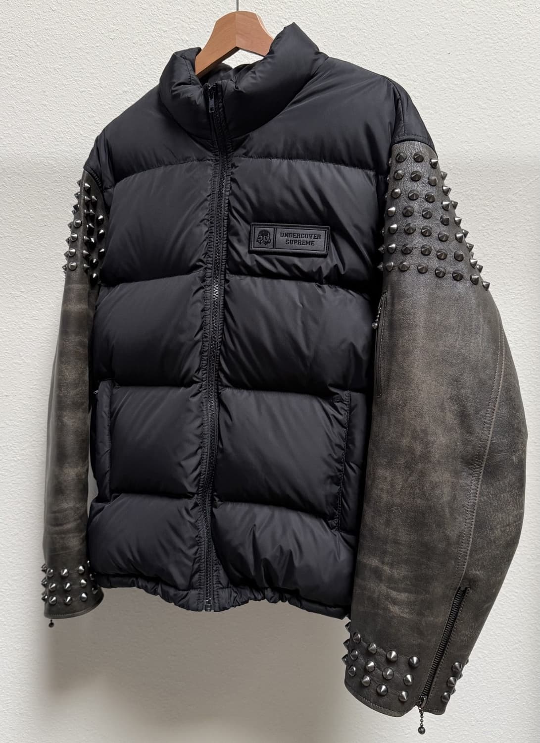 (공홈구매) 슈프림 x 언더커버 스터드 패딩 자켓 블랙 상품이미지1