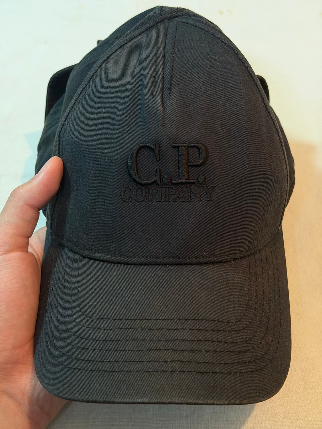 CP 컴퍼니 고글 자수 볼캡 블랙 상품이미지2