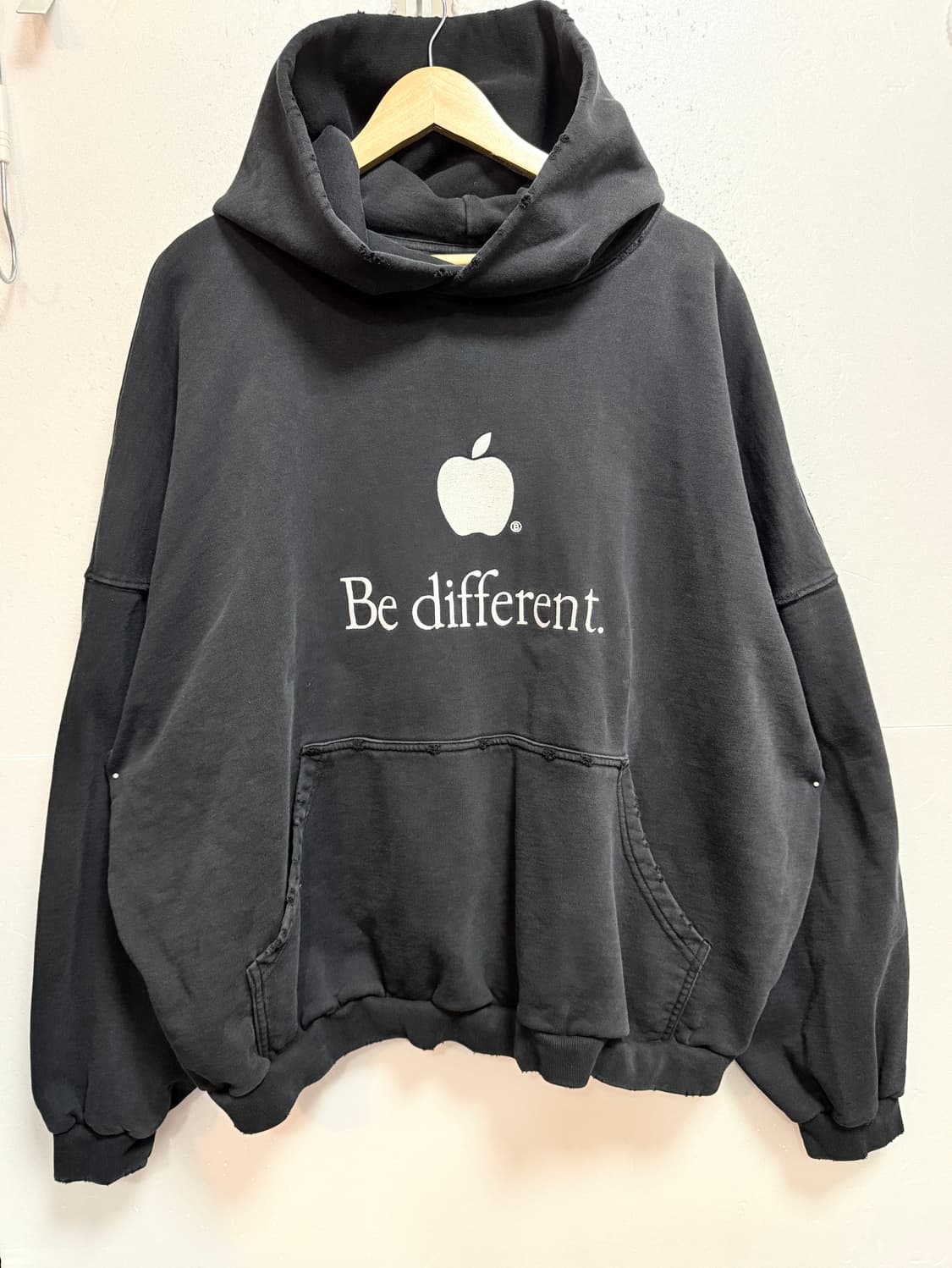 발렌시아가22 F/W Different애플 로고 후드티 일반판 2 상품이미지2