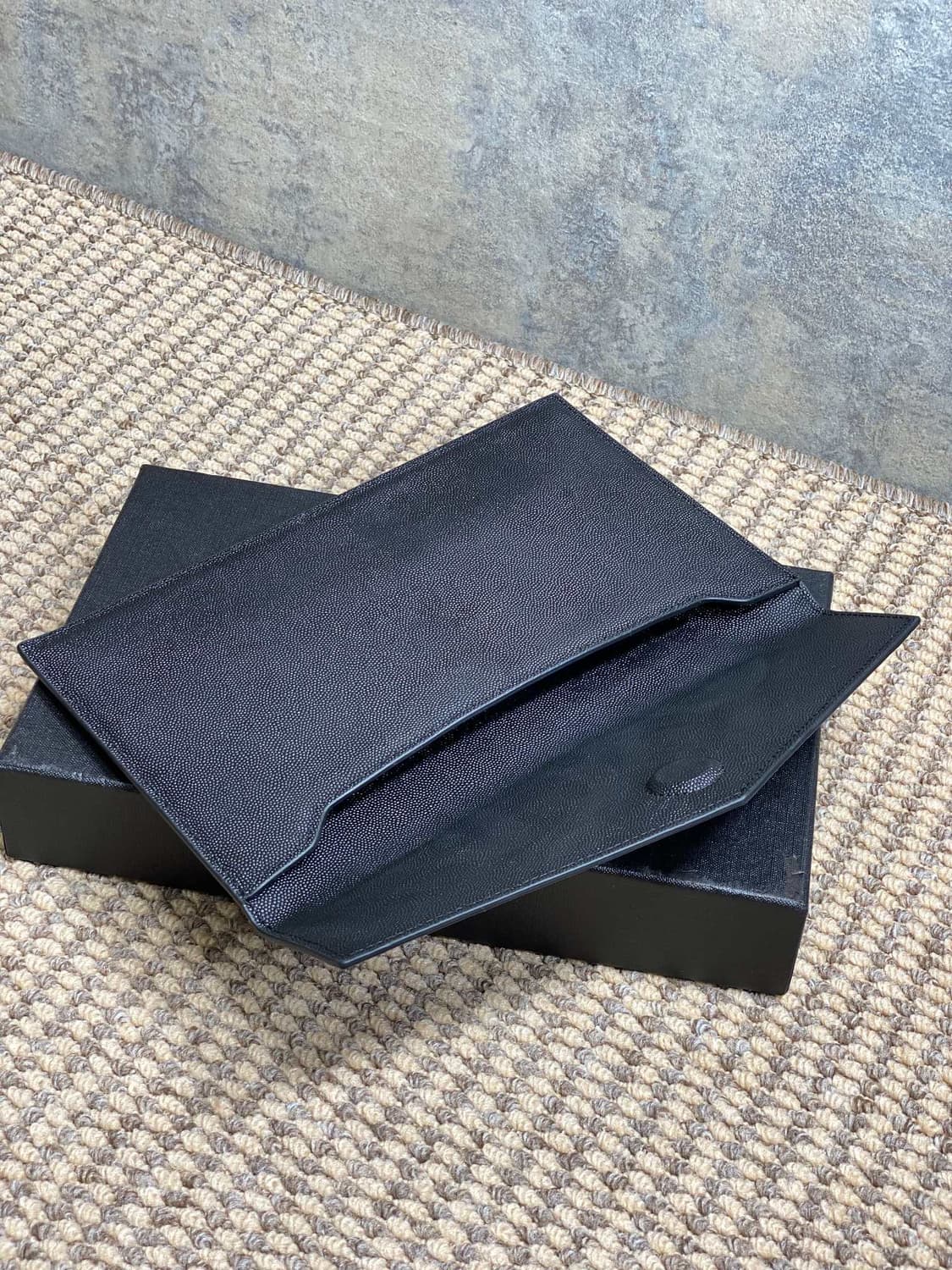 생로랑 565739 블랙 그랑 드 뿌드르 금장 업타운 클러치 상품이미지5