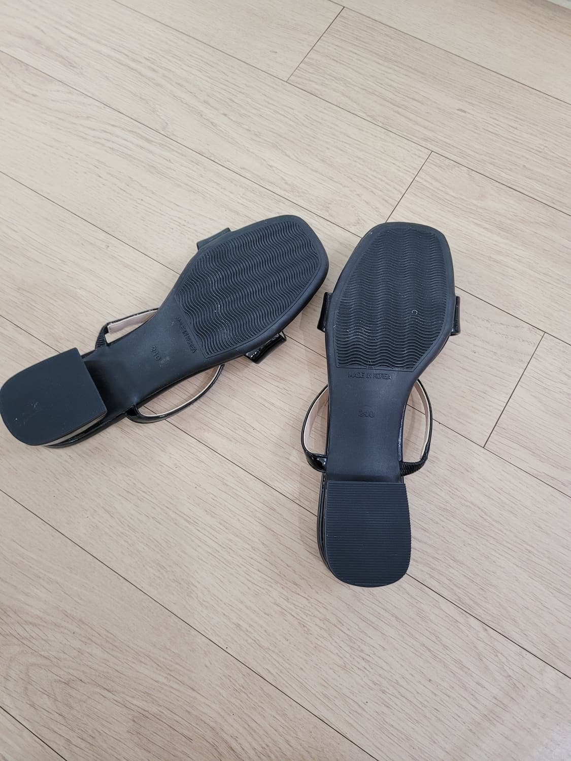 스트랩 샌들 240 에나멜 블랙 상품이미지10