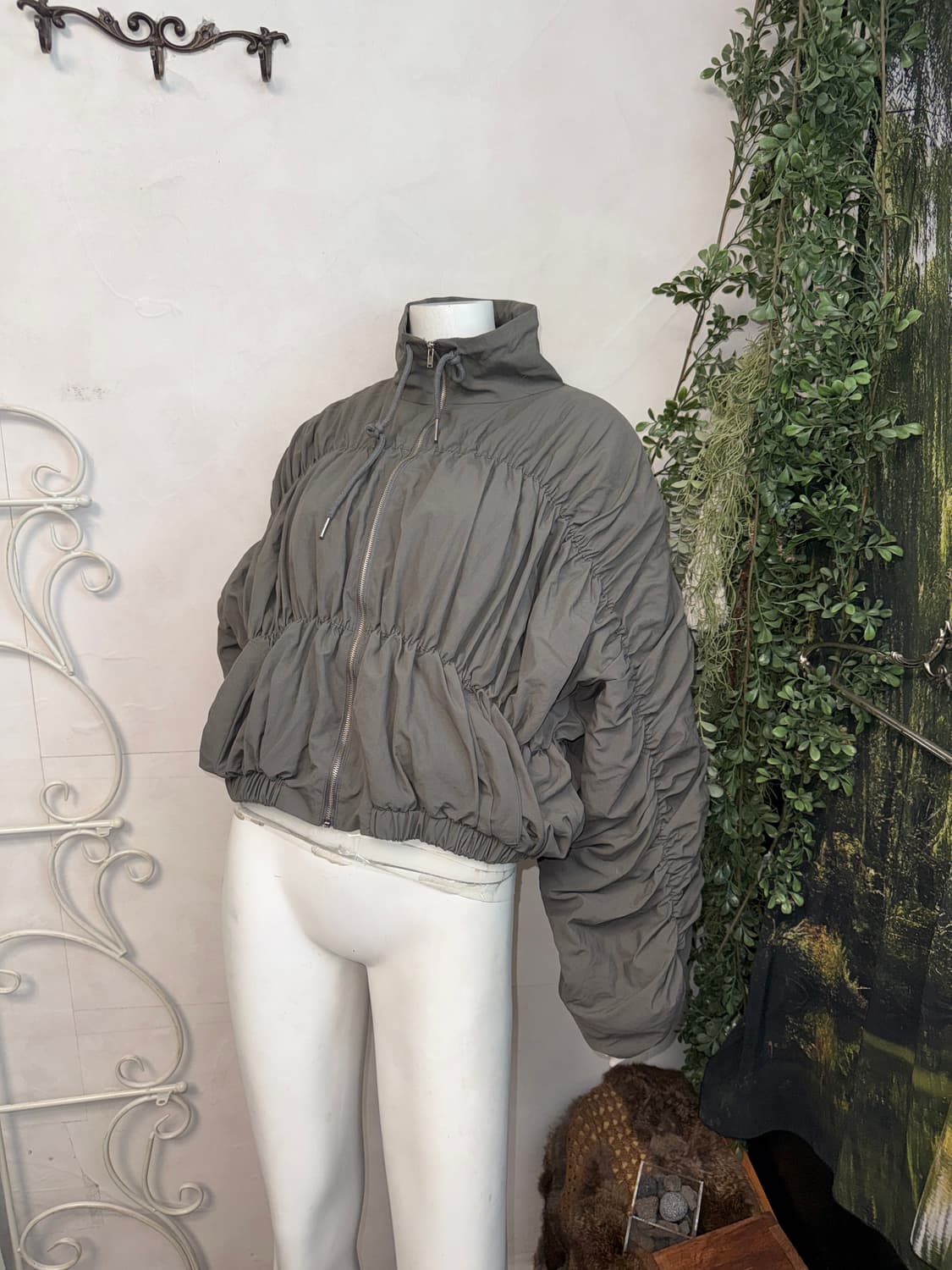 Charcoal shirring details crop puffer 상품이미지4