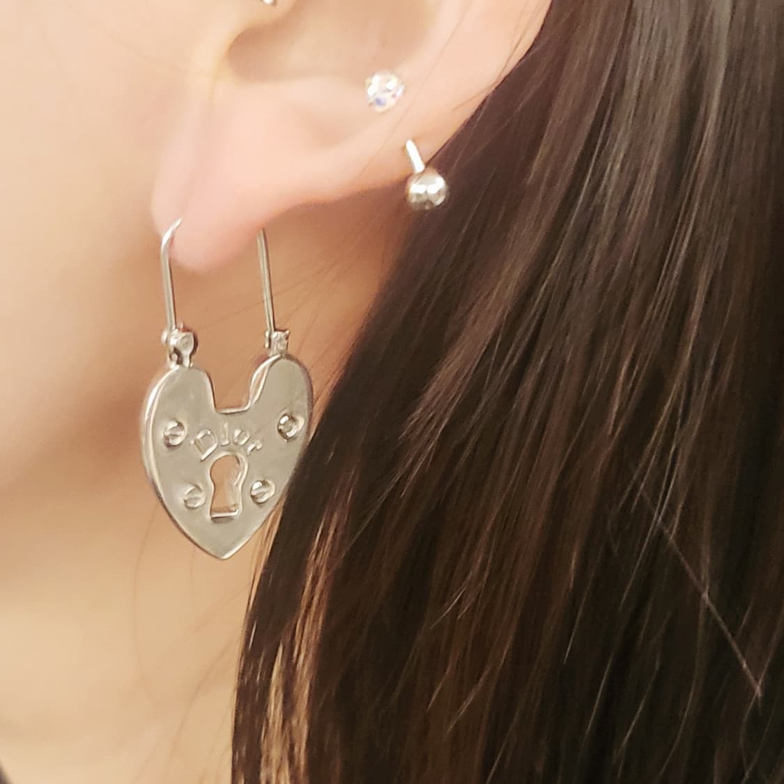 디올 로고 하트 패드락 귀걸이 상품이미지3